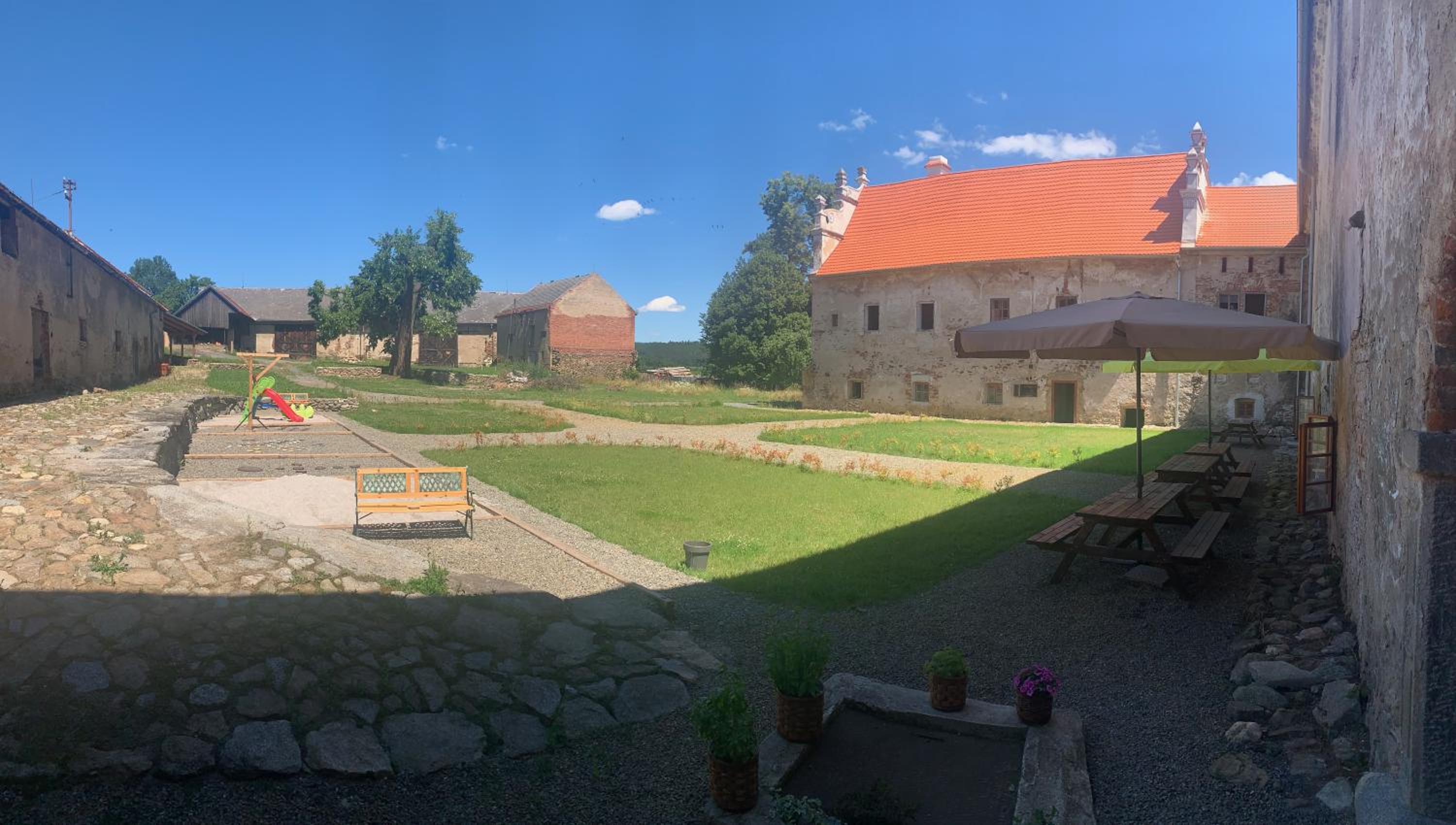 Zámek Mokrosuky view 3