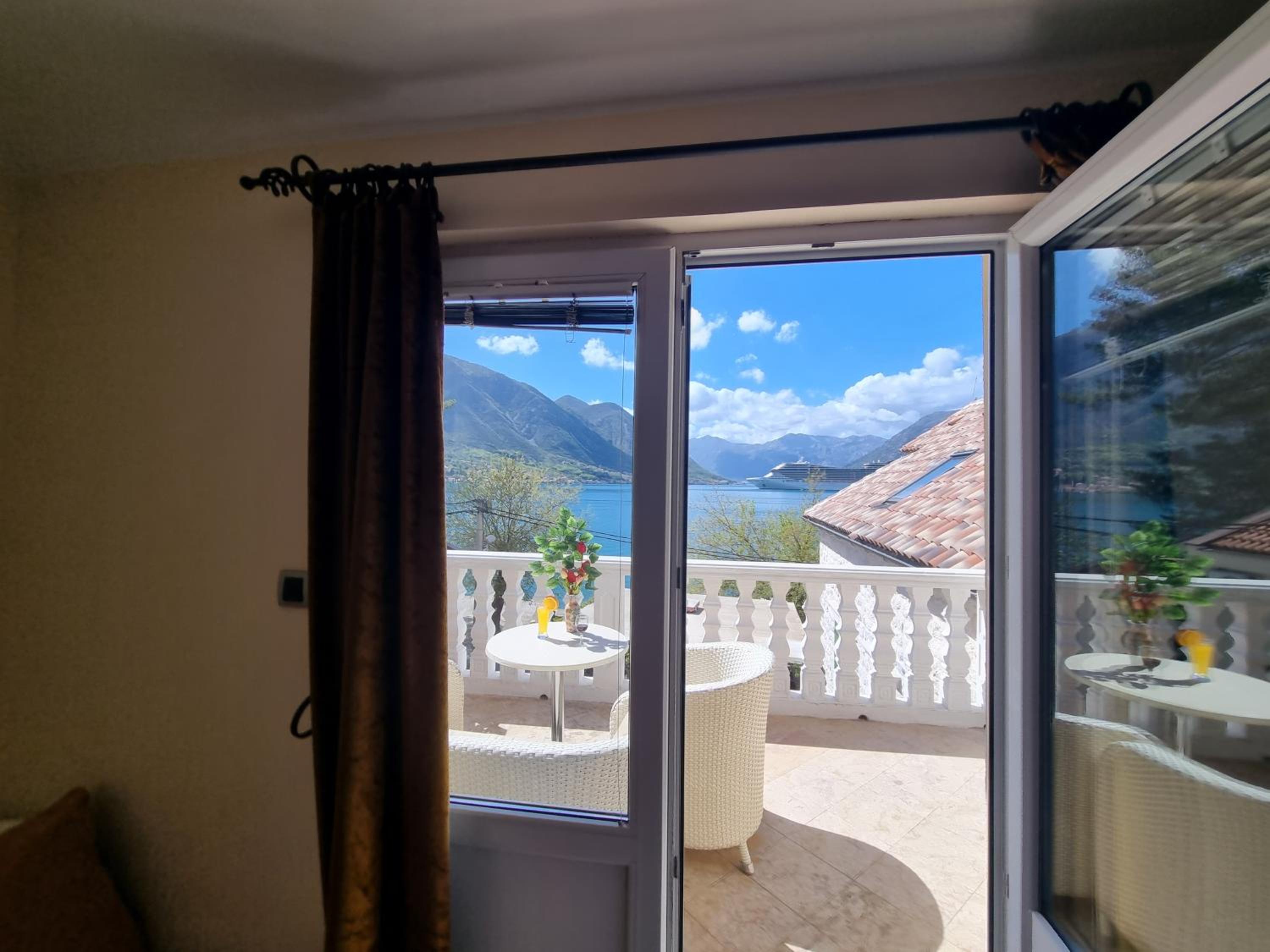 Lovely apartment Jovan 3,with a view of the bay and free Wi-Fi