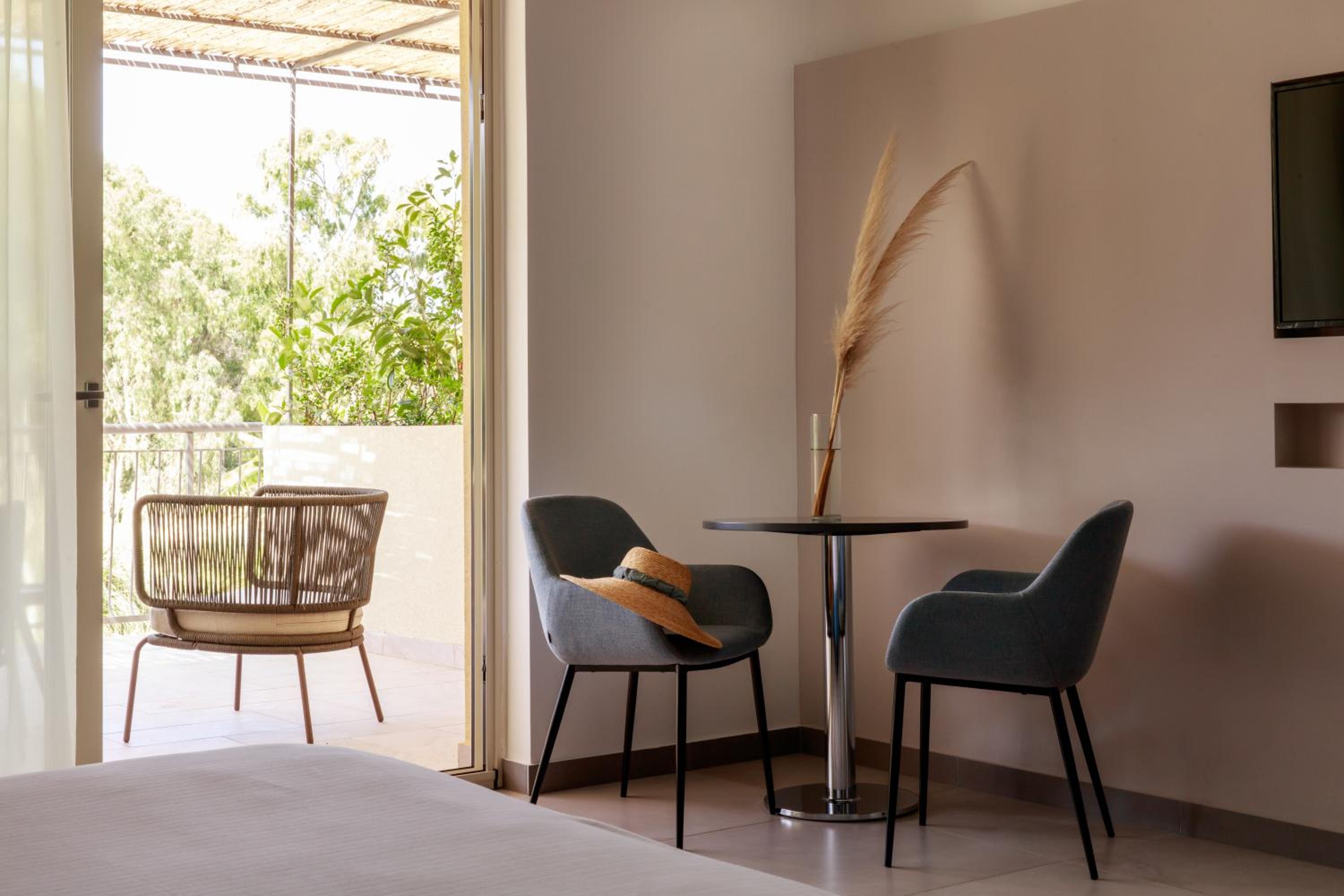 Luna Minoica Suites and Apartments