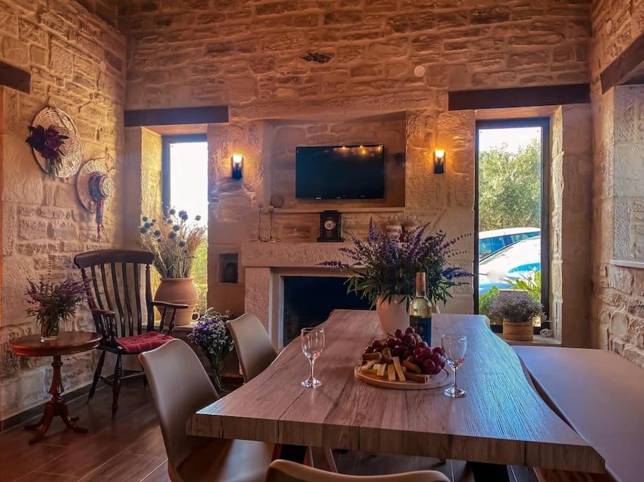 OLIVE LAND - ΓΗ ΤΗΣ ΕΛΙΑΣ / STONE VILLA.