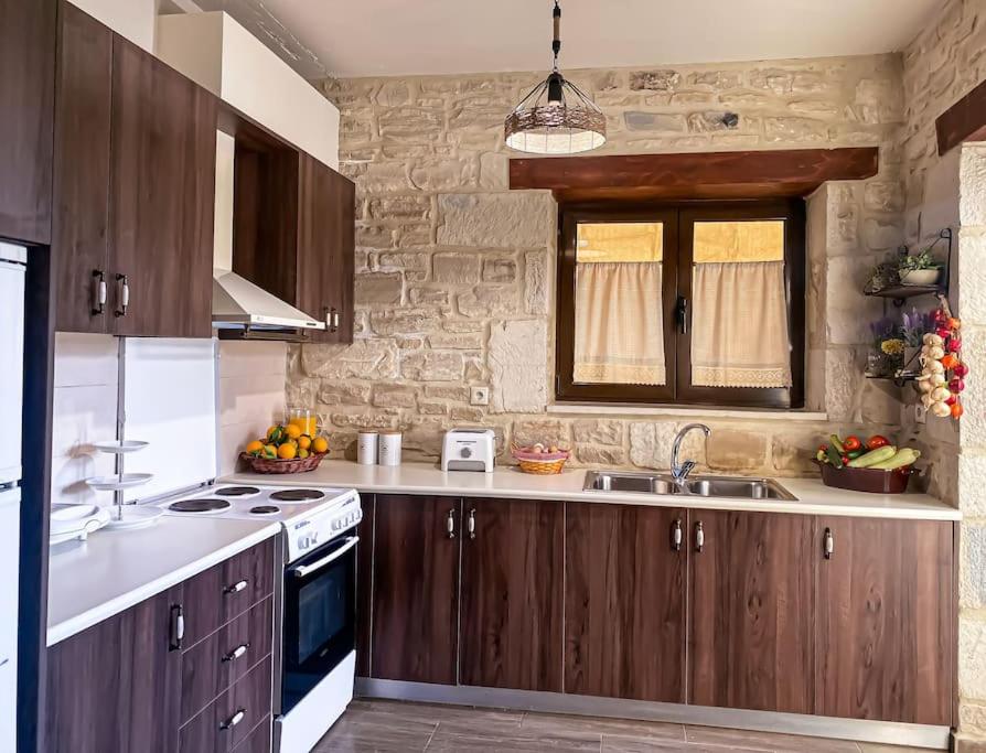 OLIVE LAND - ΓΗ ΤΗΣ ΕΛΙΑΣ / STONE VILLA.