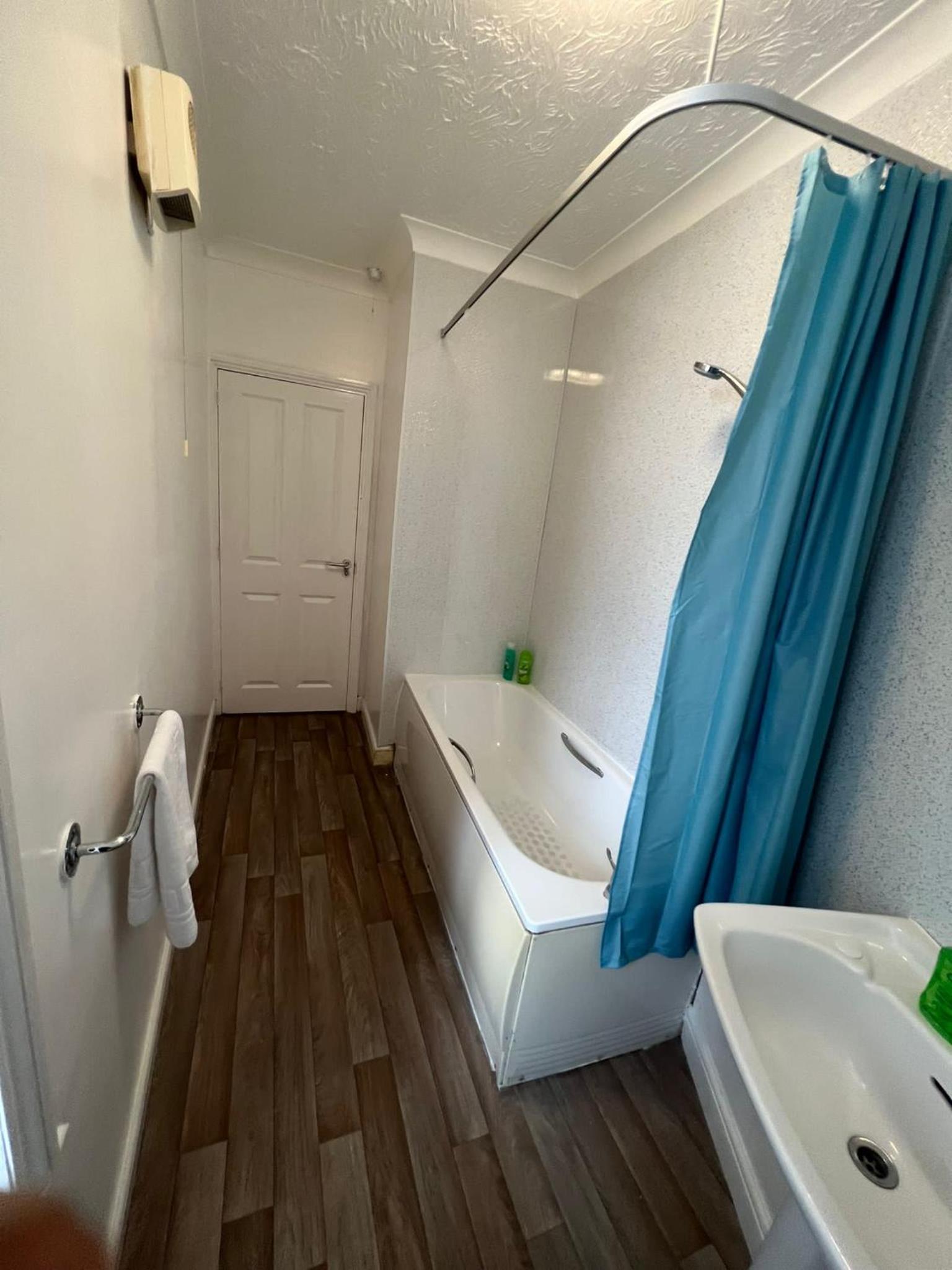 Spacious Entire Flat, 1 view 4