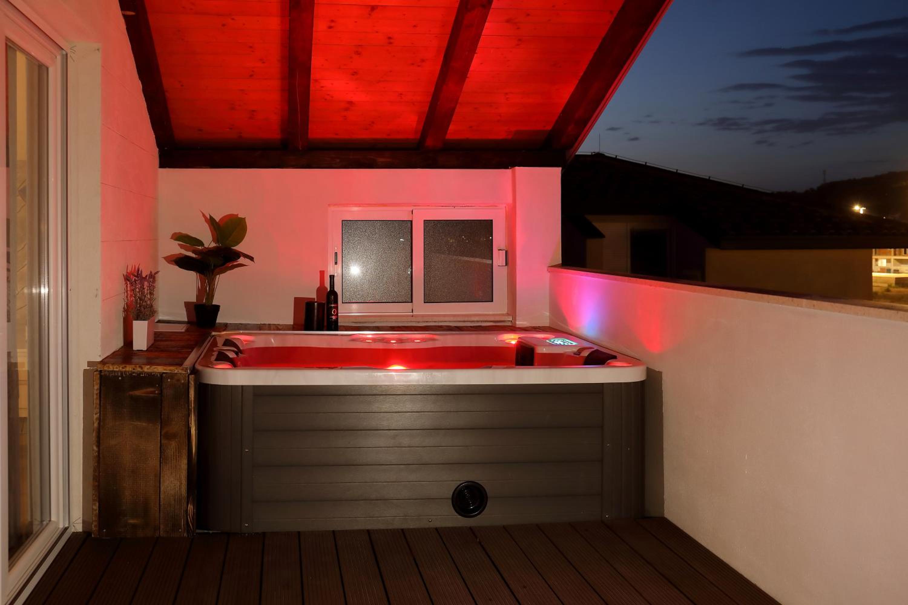 Luxury Apartments Monika near the sea with jacuzzi and private parking