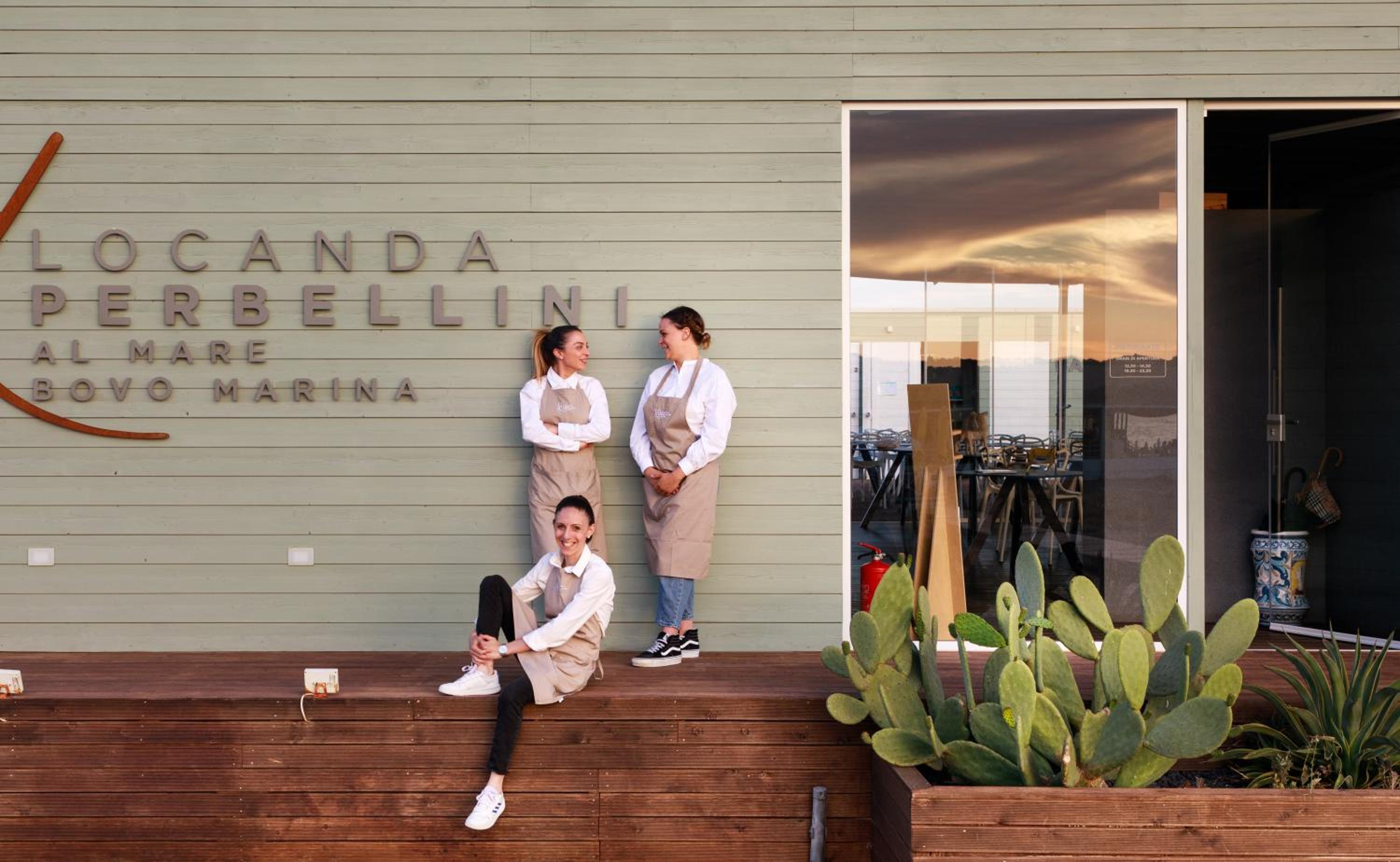 Luna Minoica Suites and Apartments