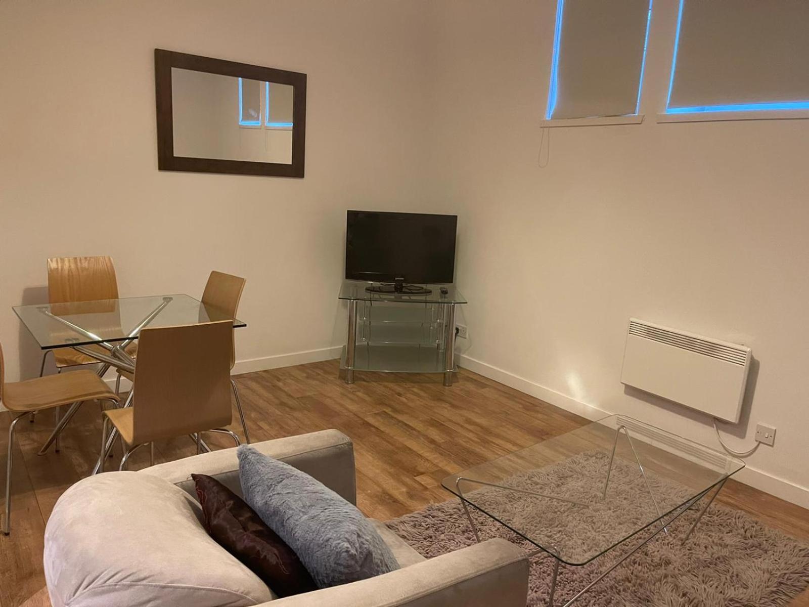 Aberdeen stay central 2-bedrooms Apt-No Party view 2