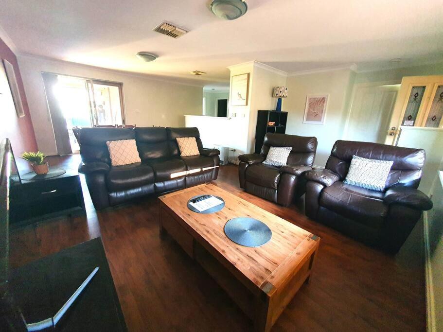 Adorable-secure 3 bedroom holiday home with Pool around the corner from The Miners Rest., photo 11