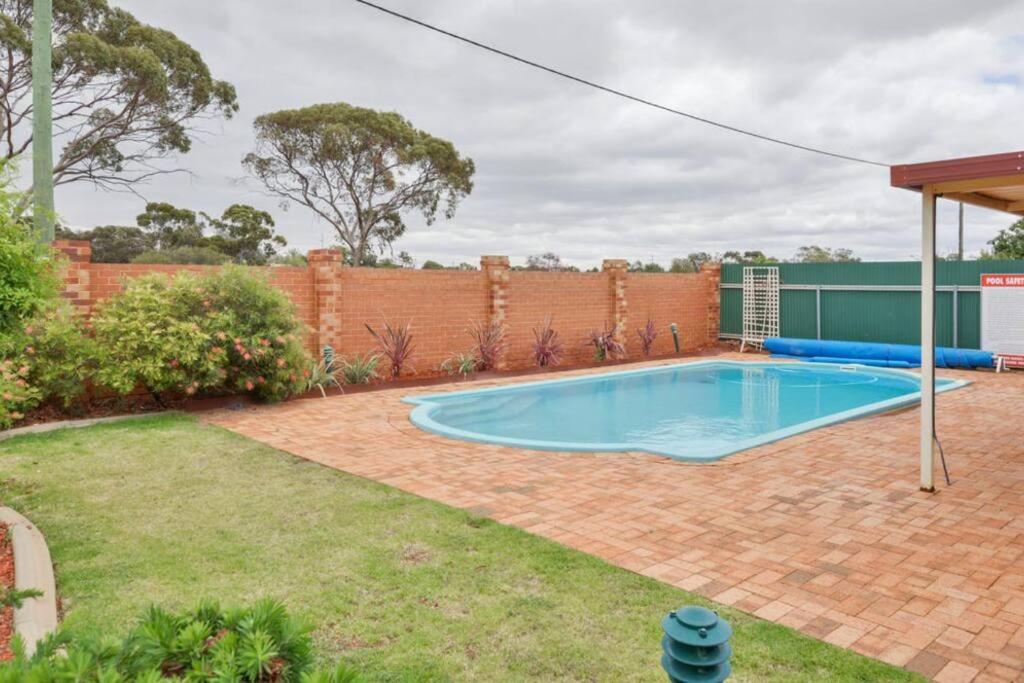 Adorable-secure 3 bedroom holiday home with Pool around the corner from The Miners Rest., photo 4