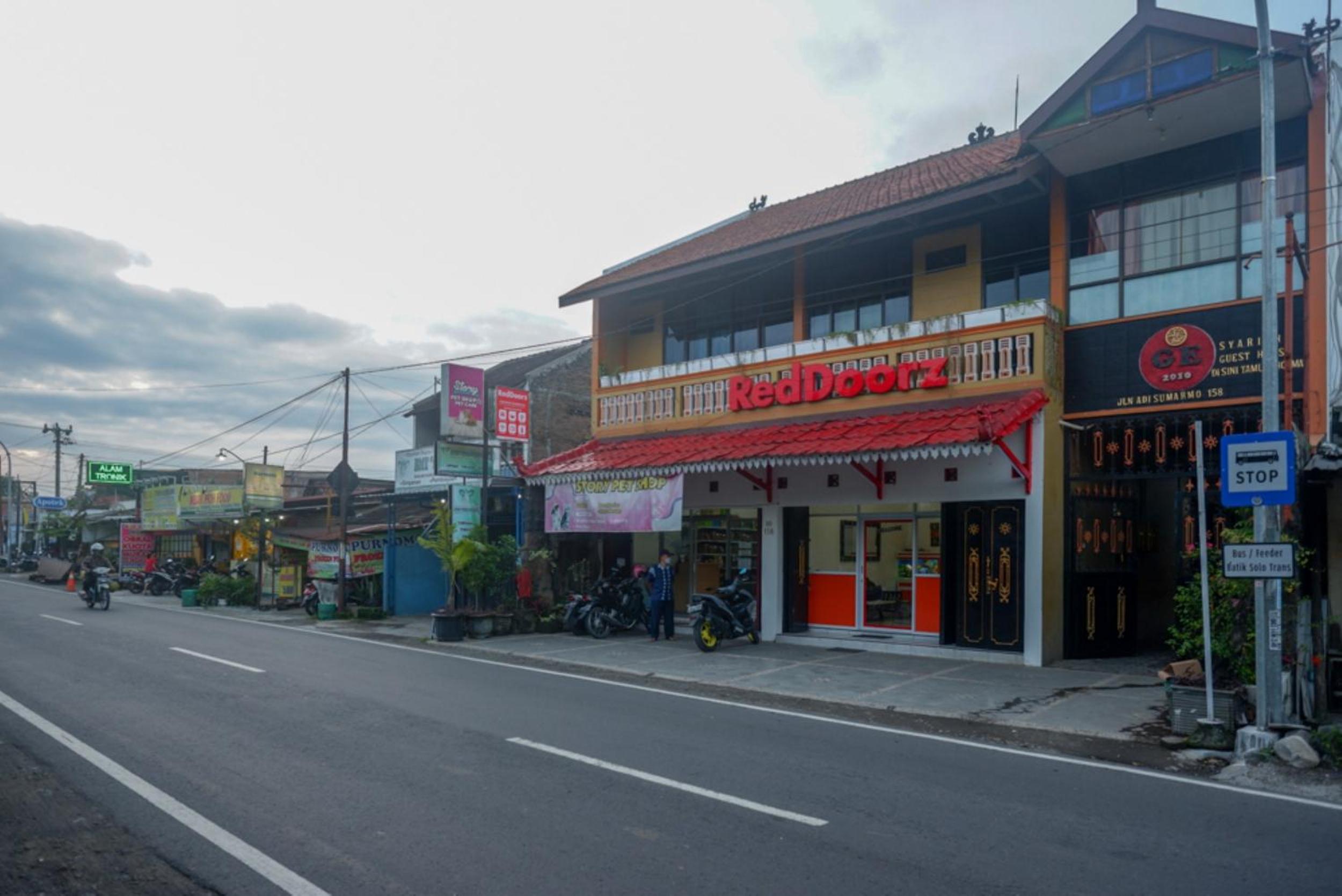 Hotel RedDoorz Syariah near Exit Toll Ngemplak Solo - Image 1