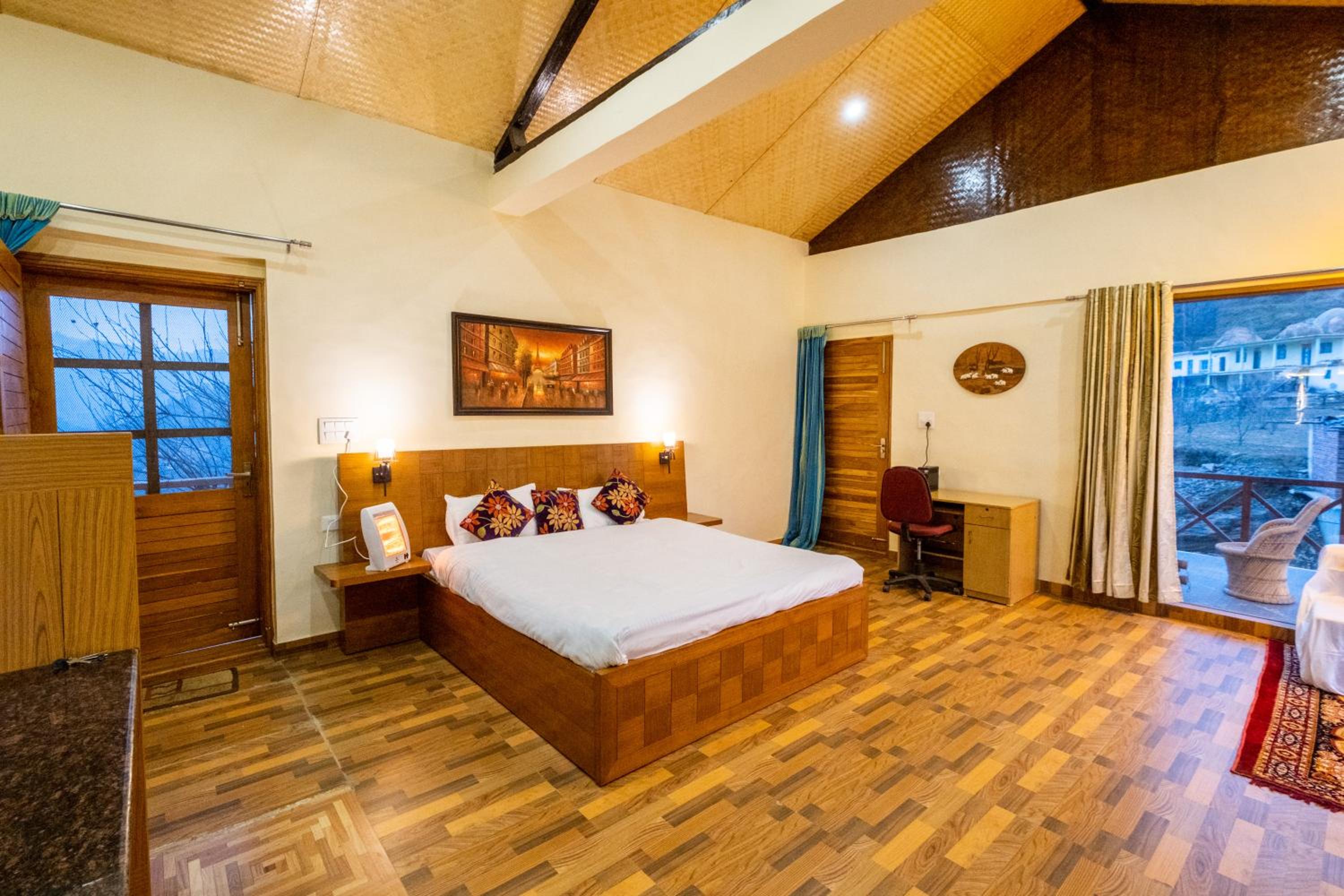 Pristine, Studio overlooking the mountains w wifi by RoamHome view 5