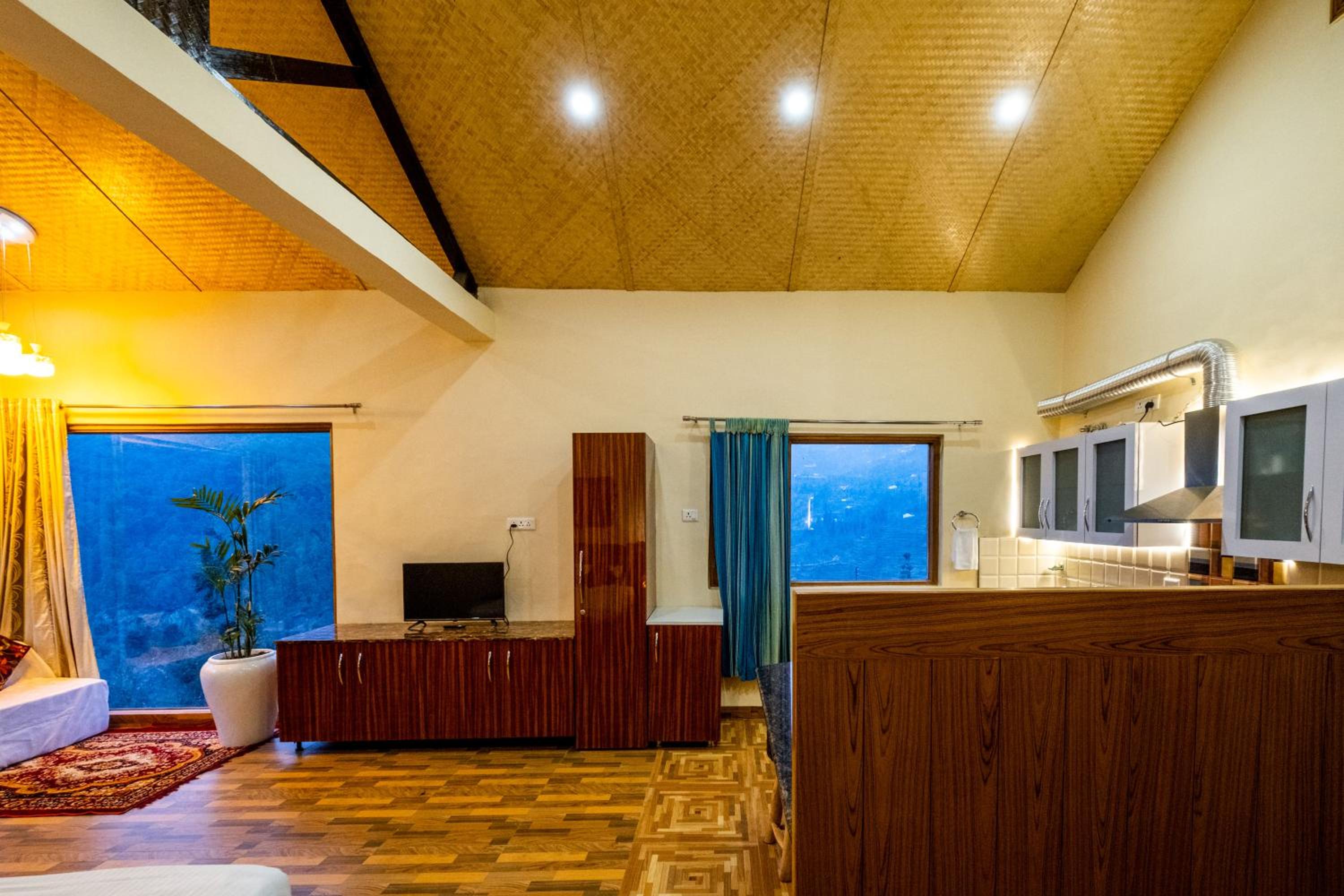 Pristine, Studio overlooking the mountains w wifi by RoamHome view 3
