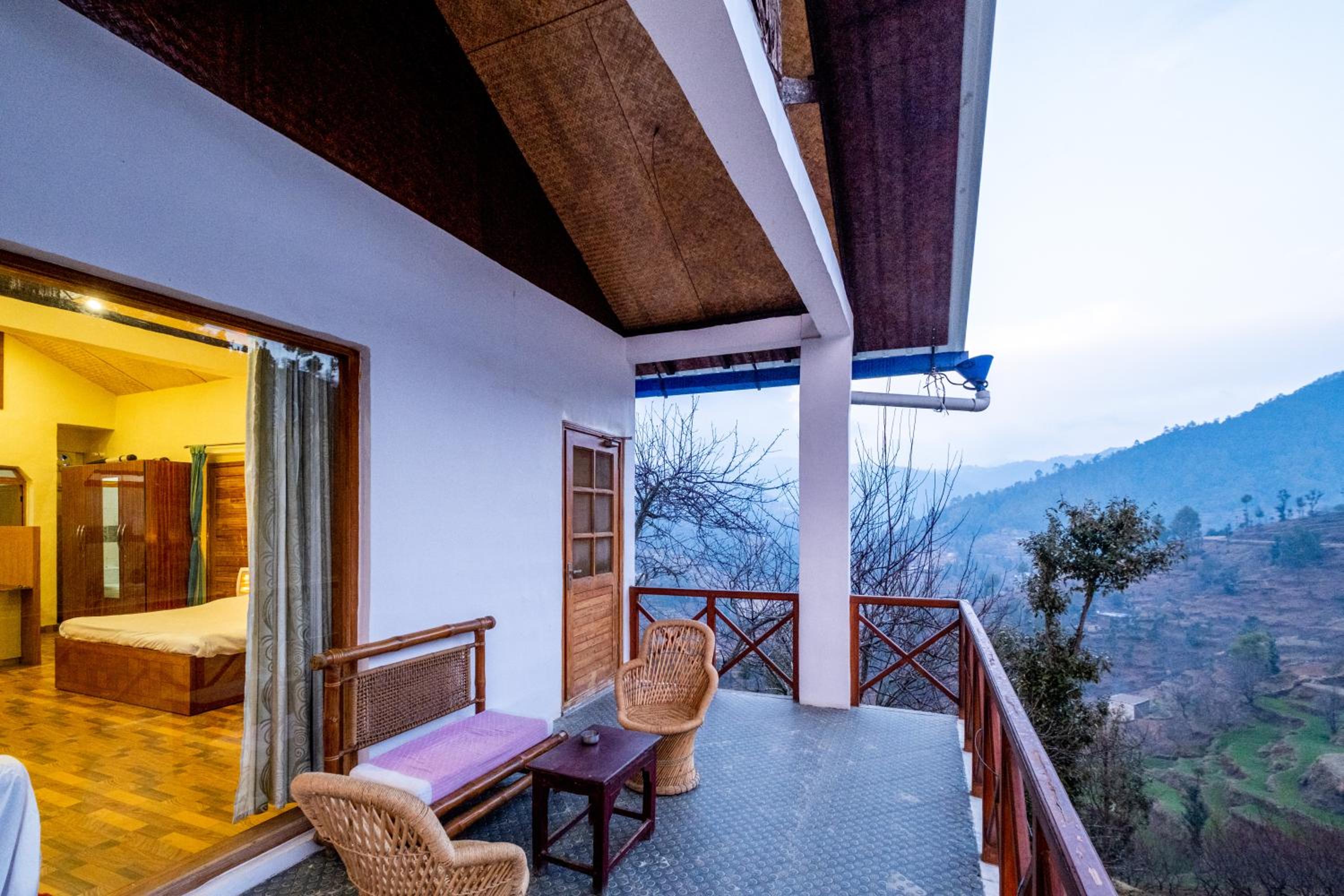 Pristine, Studio overlooking the mountains w wifi by RoamHome view 4