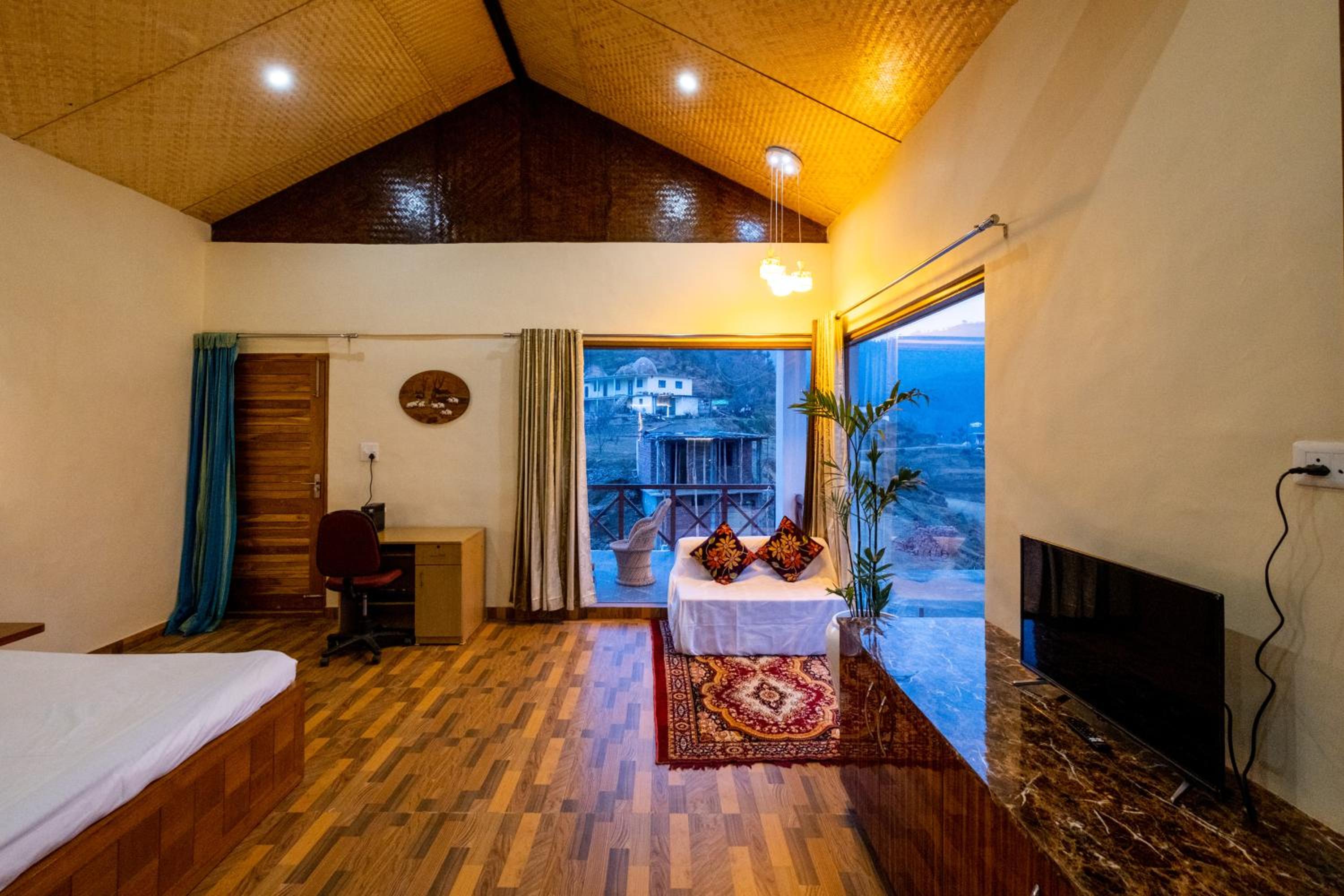Pristine, Studio overlooking the mountains w wifi by RoamHome view 2
