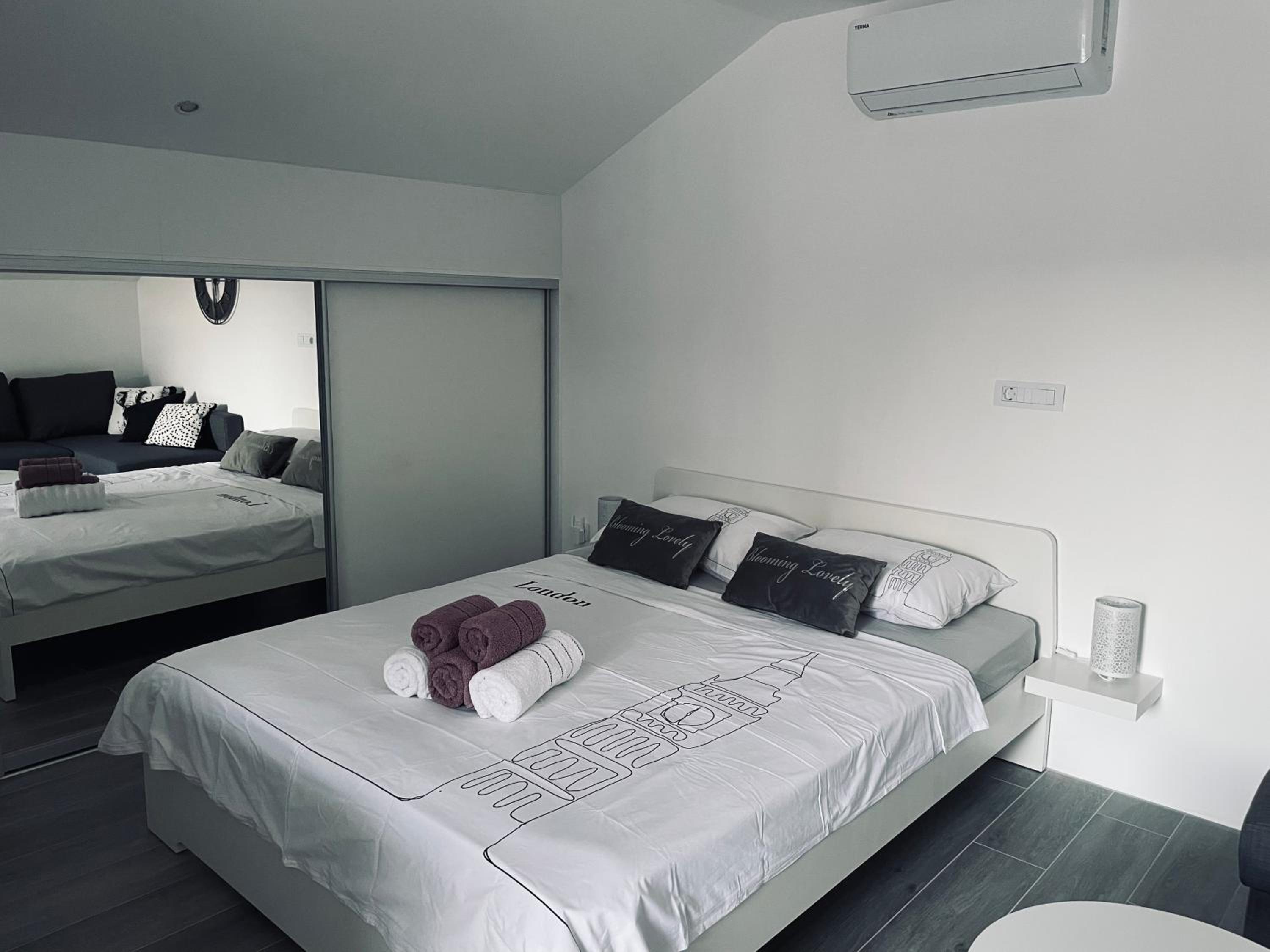 Yin Yang studio apartman en Selce — bedroom