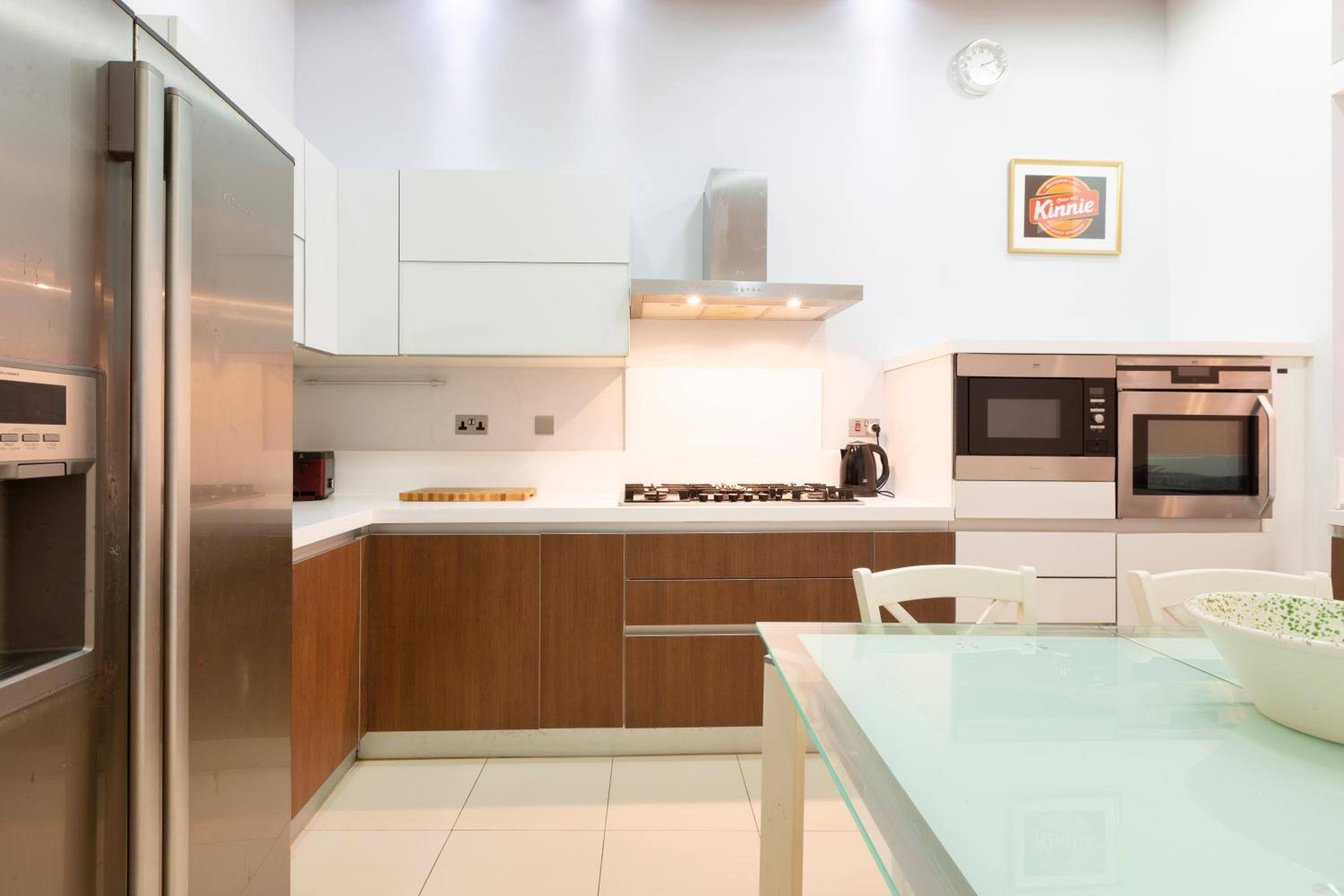 DC36 -Spacious&Stylish 3 bedroom Flat. Prime Zone view 2
