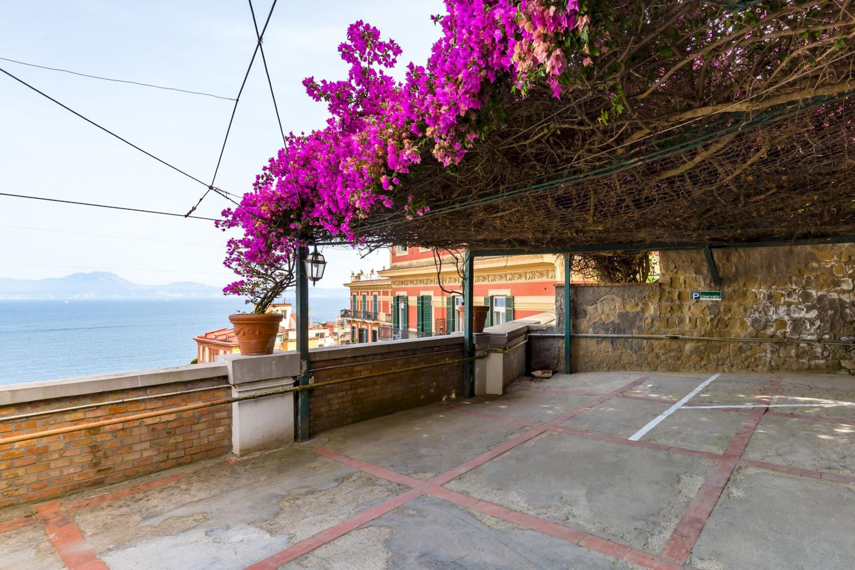 Villa Dolcevita with parking by Napoliapartments