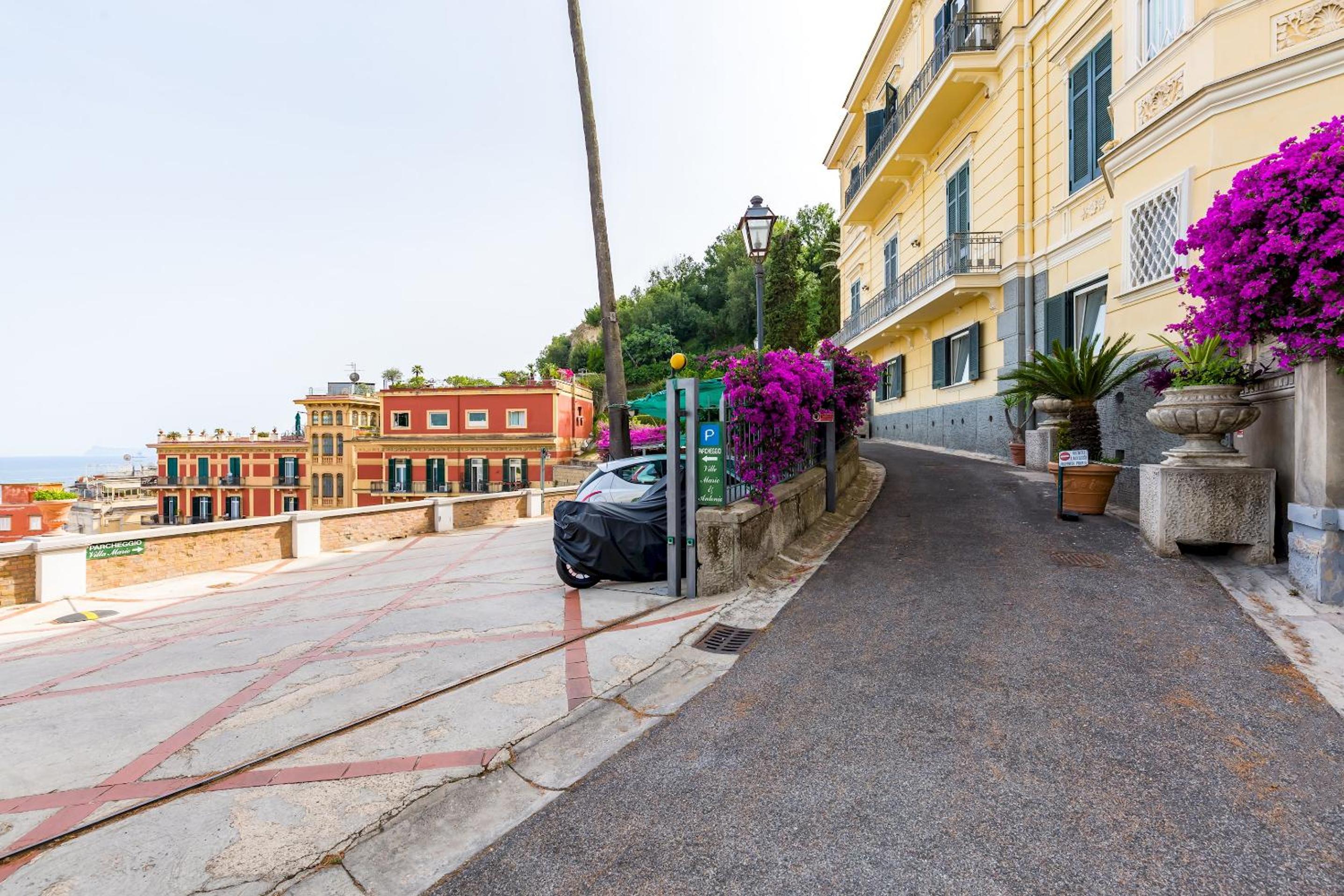 Villa Dolcevita with parking by Napoliapartments