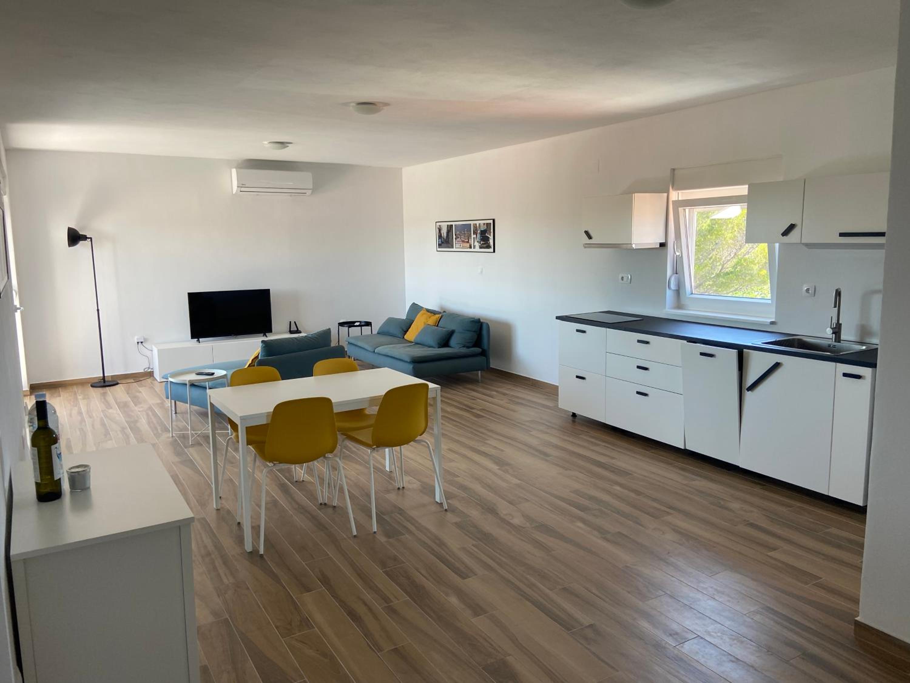 Daniela Family Apartment - top floor - new & quite location - great sea & island view view 4