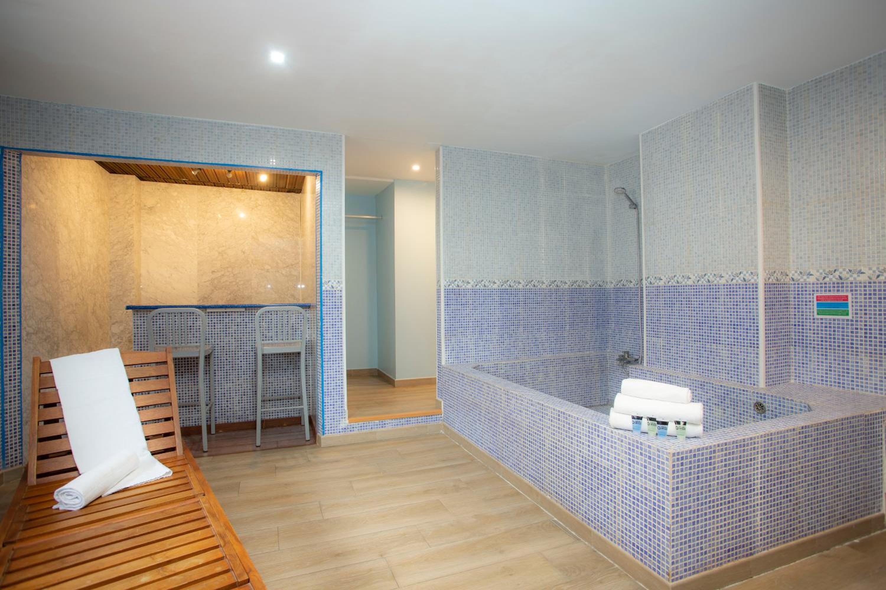 Casual Civilizaciones Valencia by Casual Hoteles en Valencia — bathroom