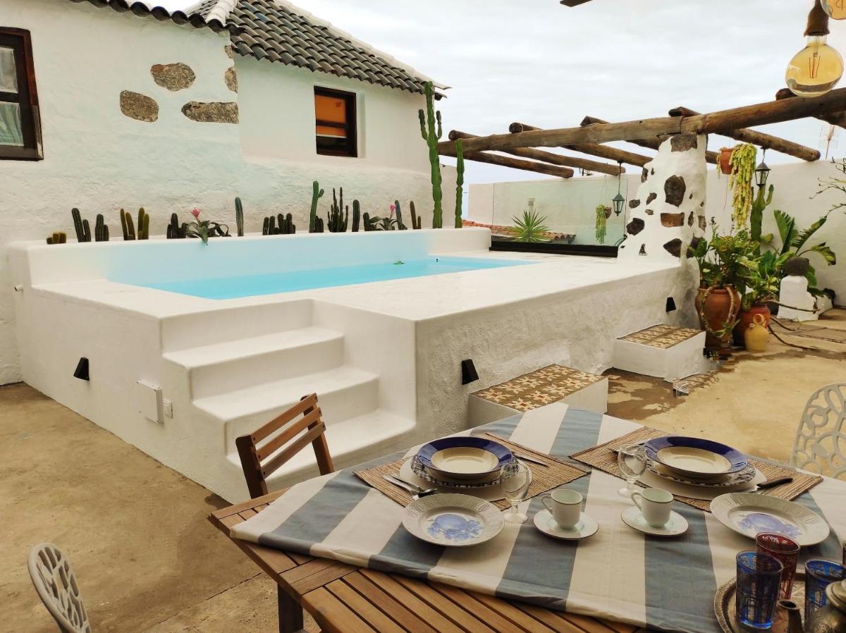 3 bedrooms house with sea view enclosed garden and wifi at Icod de los Vinos 5 km away from the beach
