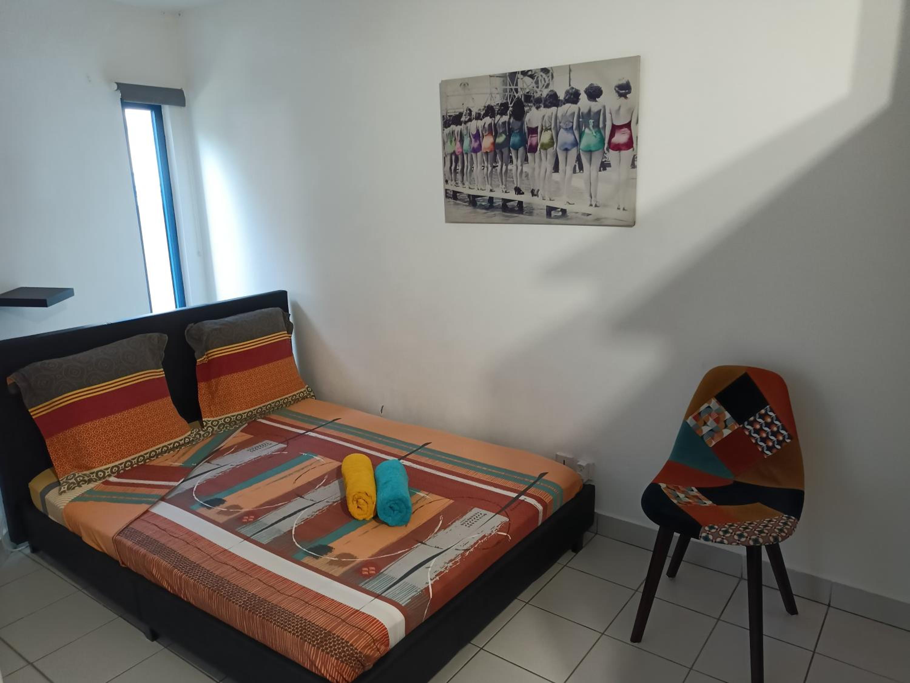 blue and yellow, appartement au calme, avec piscine, WIFI view 4