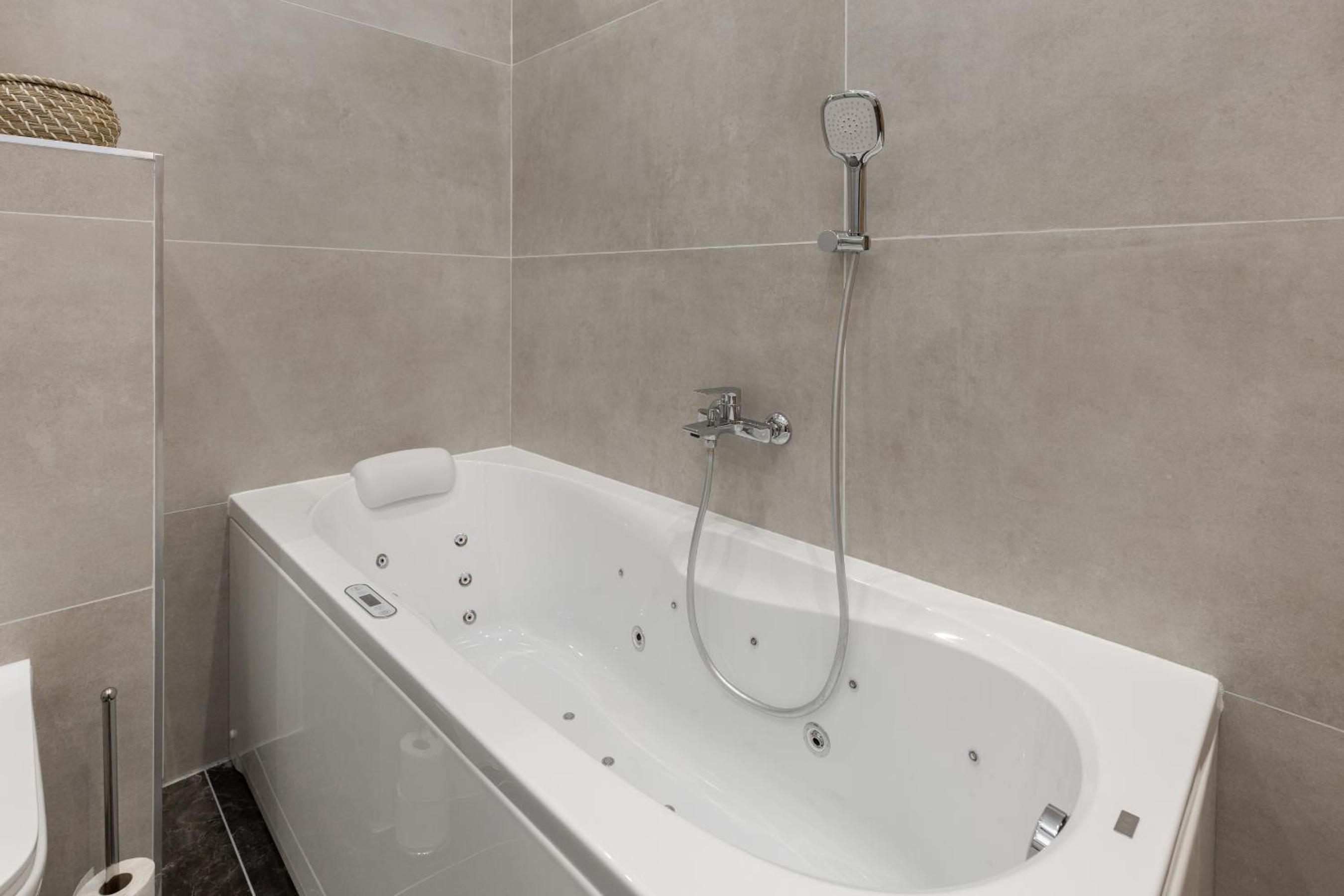 SUPER CENTRAL 2BR-2BT with Balcony&View&Sauna&Jacuzzi