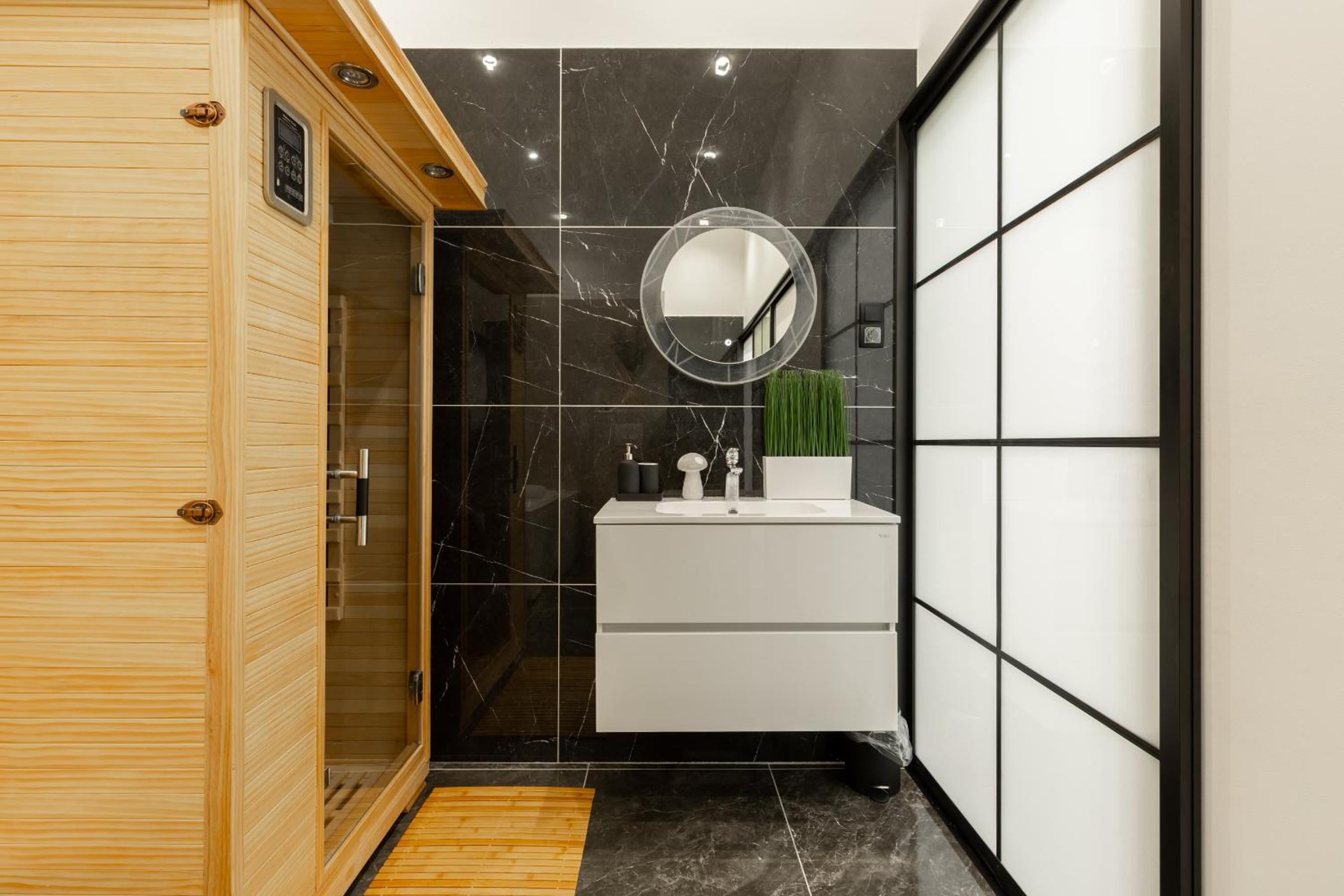SUPER CENTRAL 2BR-2BT with Balcony&View&Sauna&Jacuzzi