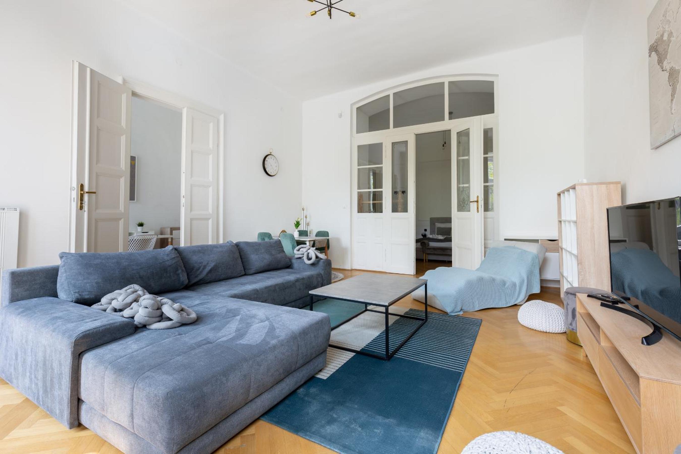 SUPER CENTRAL 2BR-2BT with Balcony&View&Sauna&Jacuzzi