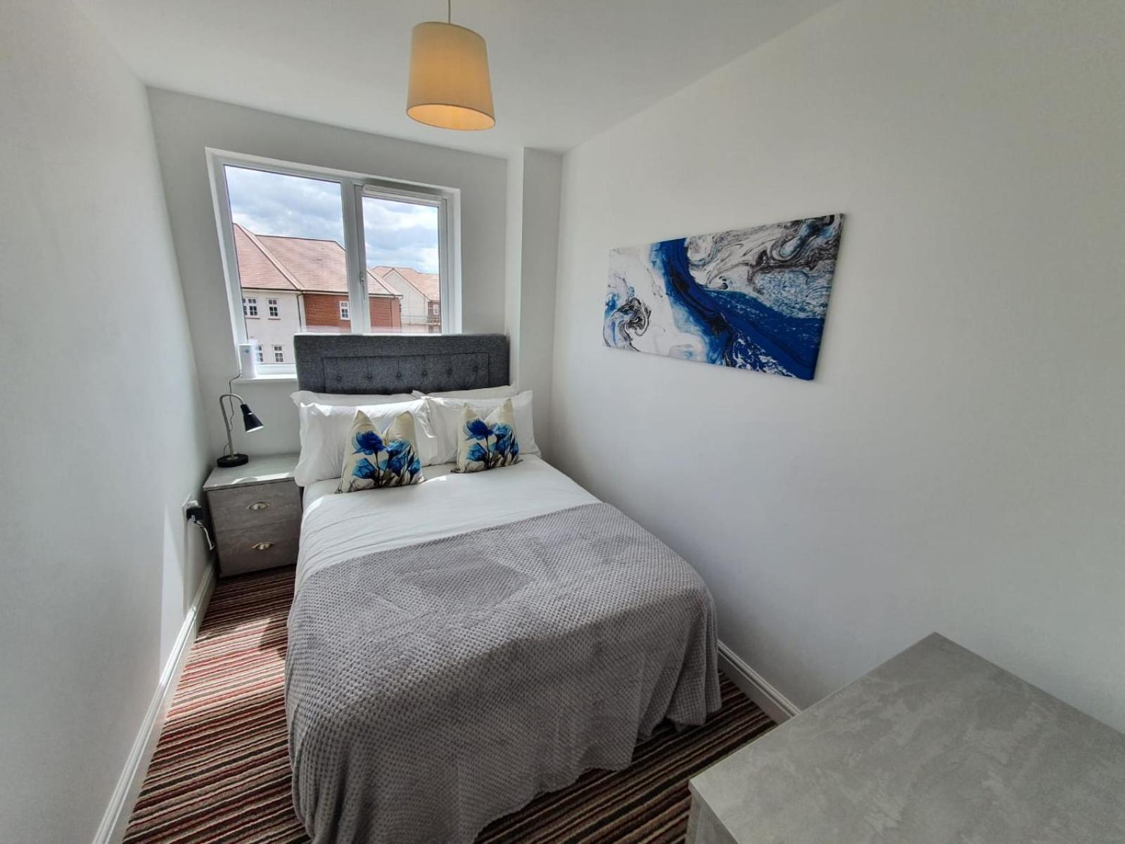 Cheerful 4 - Tranquil Oasis Modern and Spacious Retreat 4-Bedroom with Private Parking and Serene Gardens