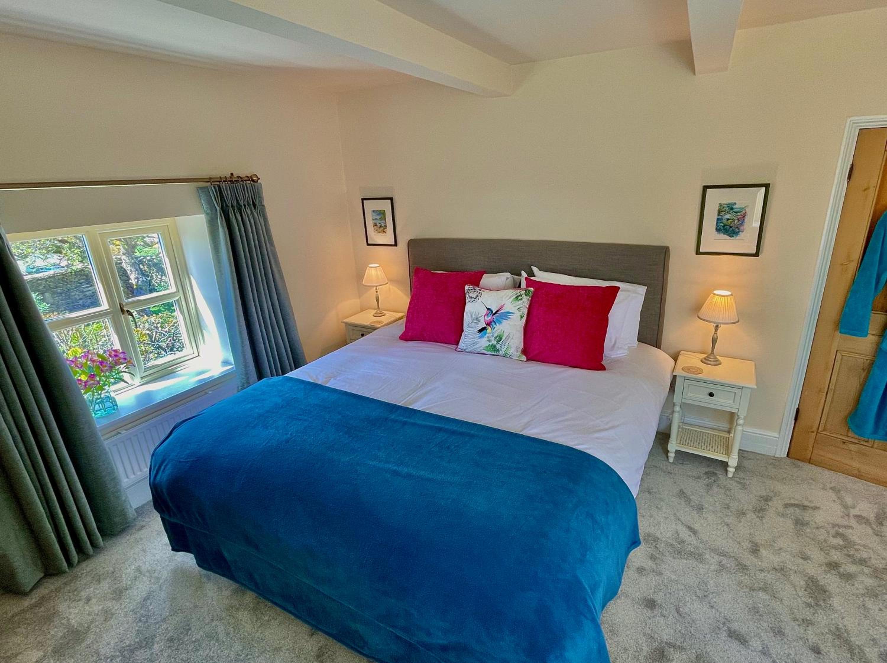 Pretty Cotswold Cottage with garden near Bibury view 5