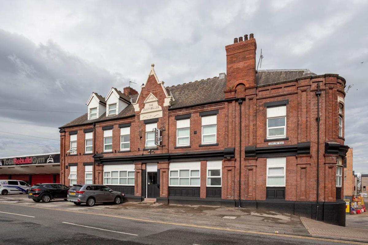 Hotel Dusties Hotel - Image 1