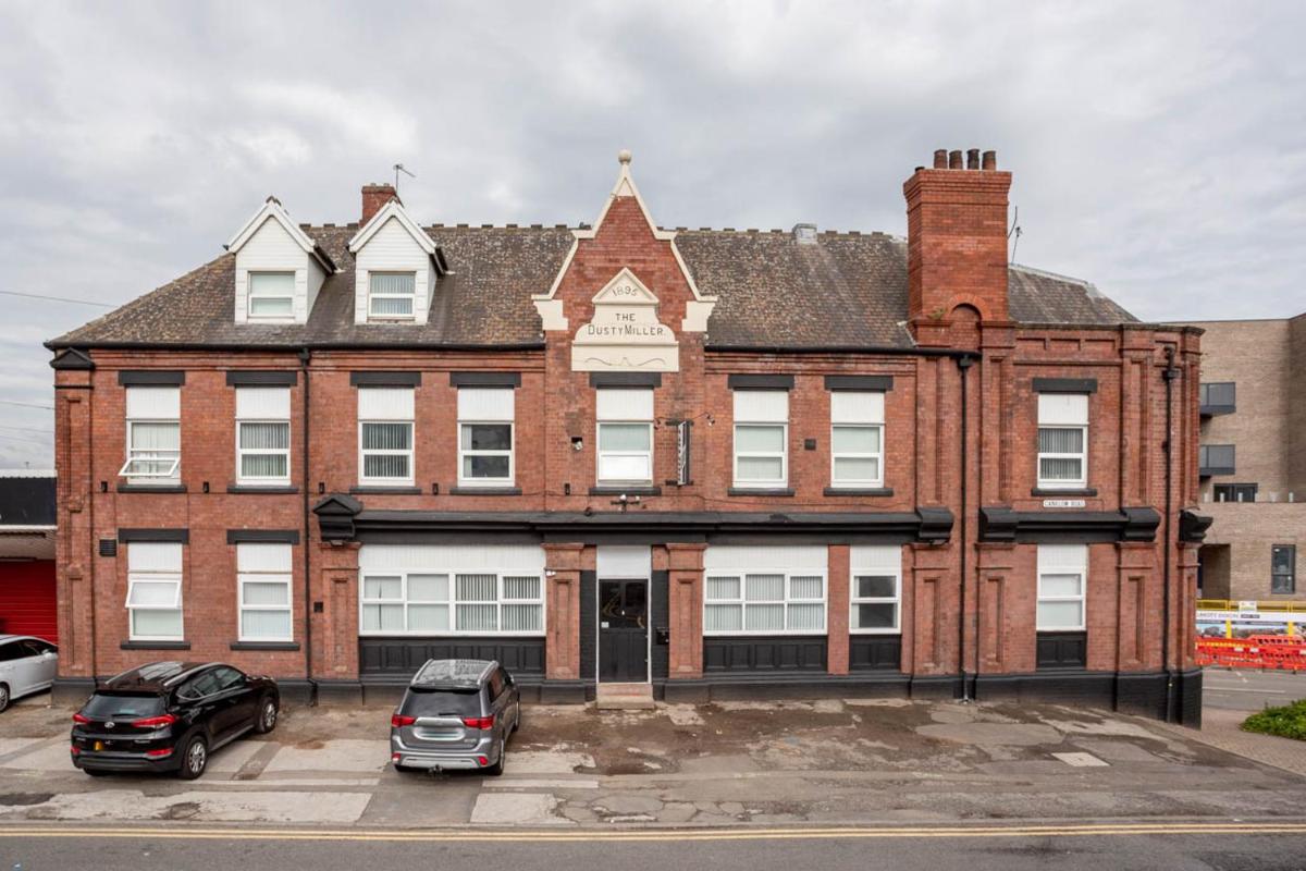 Rotherham Vacations - Dusties Hotel - Property Image 1