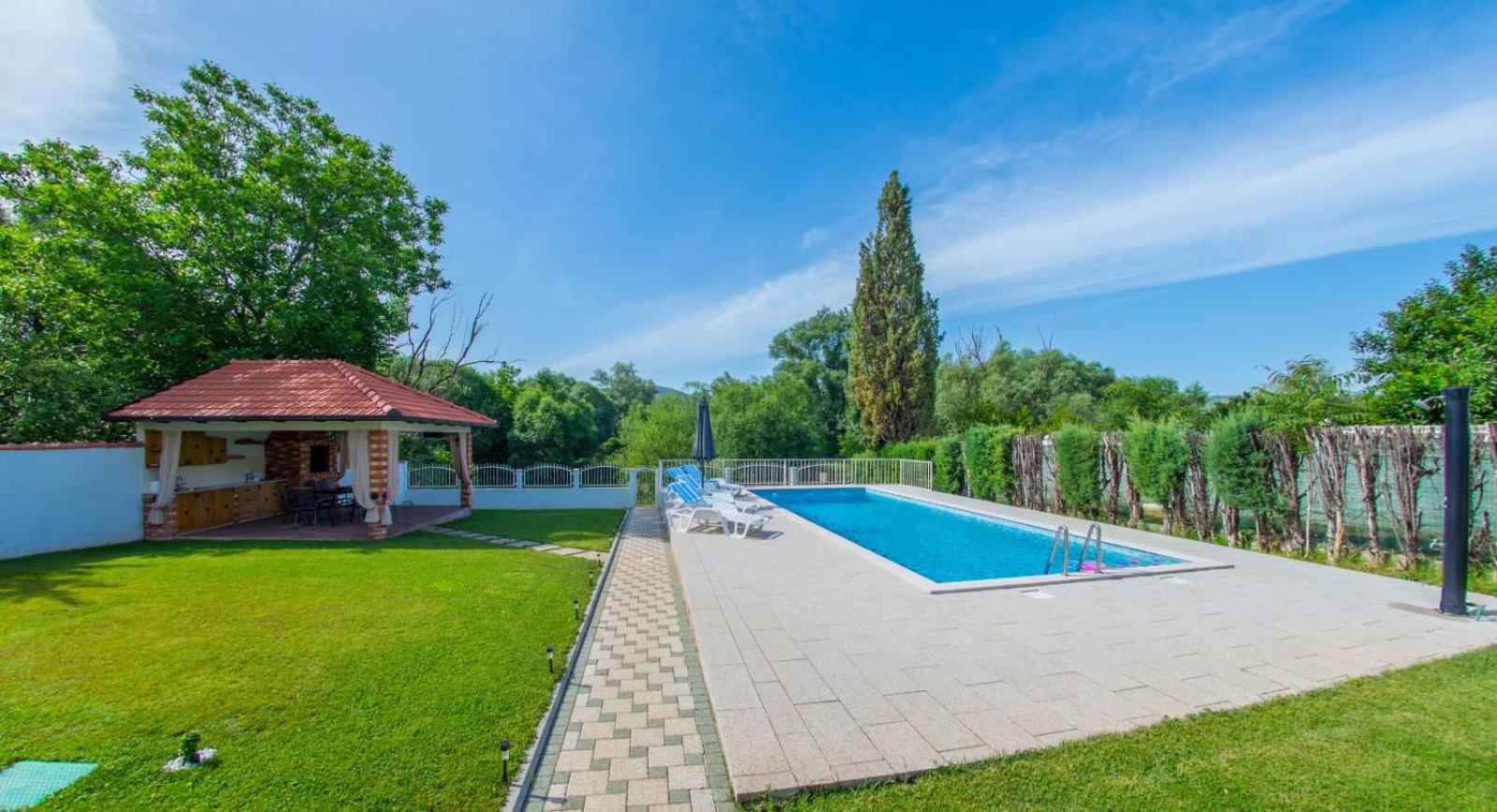 Holiday Home ZLATAR next to Buna river