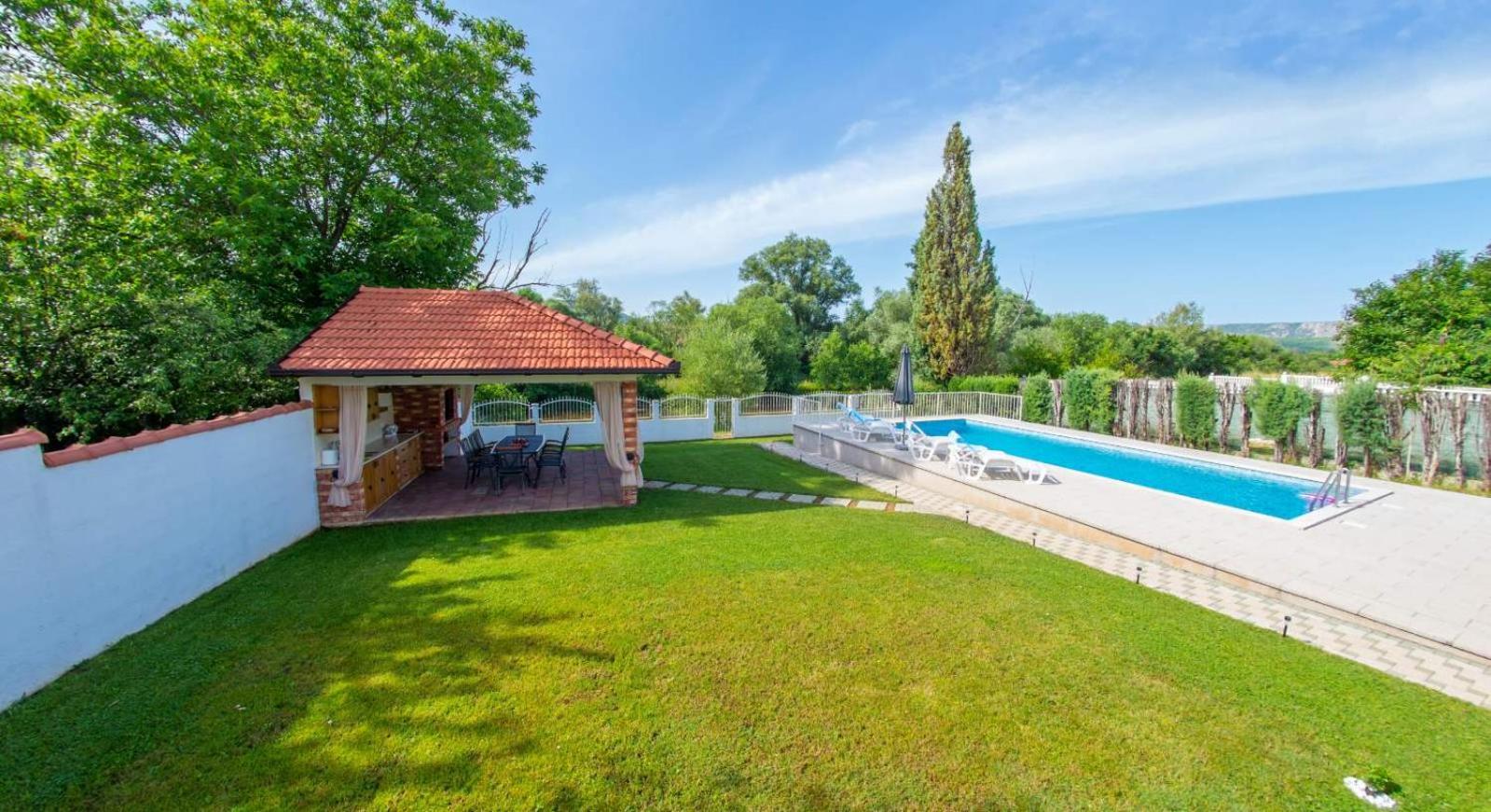 Holiday Home ZLATAR next to Buna river
