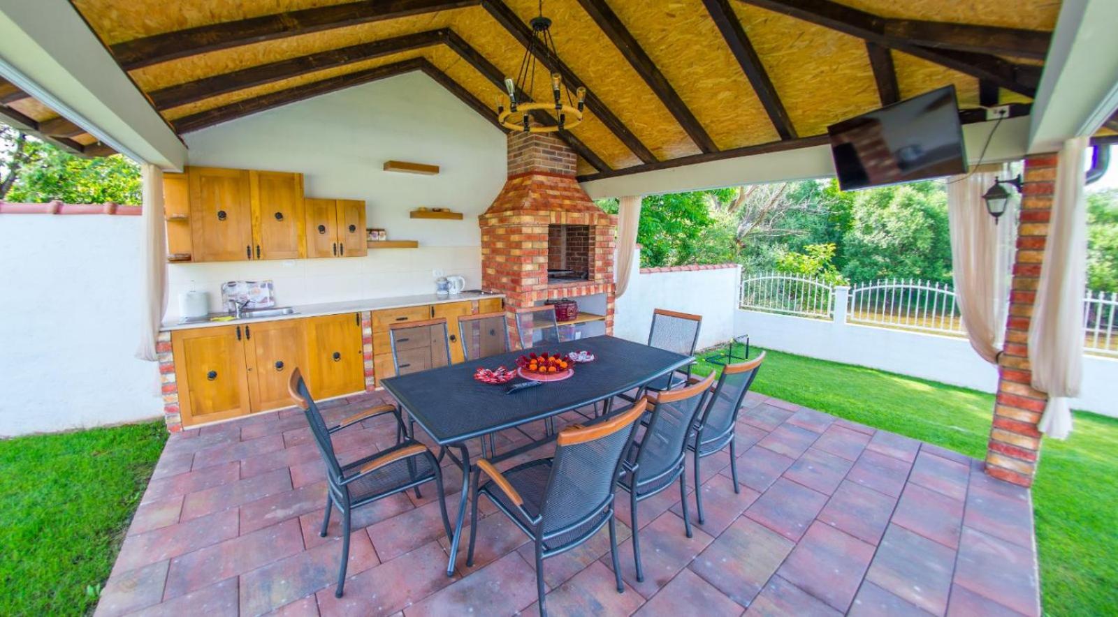 Holiday Home ZLATAR next to Buna river