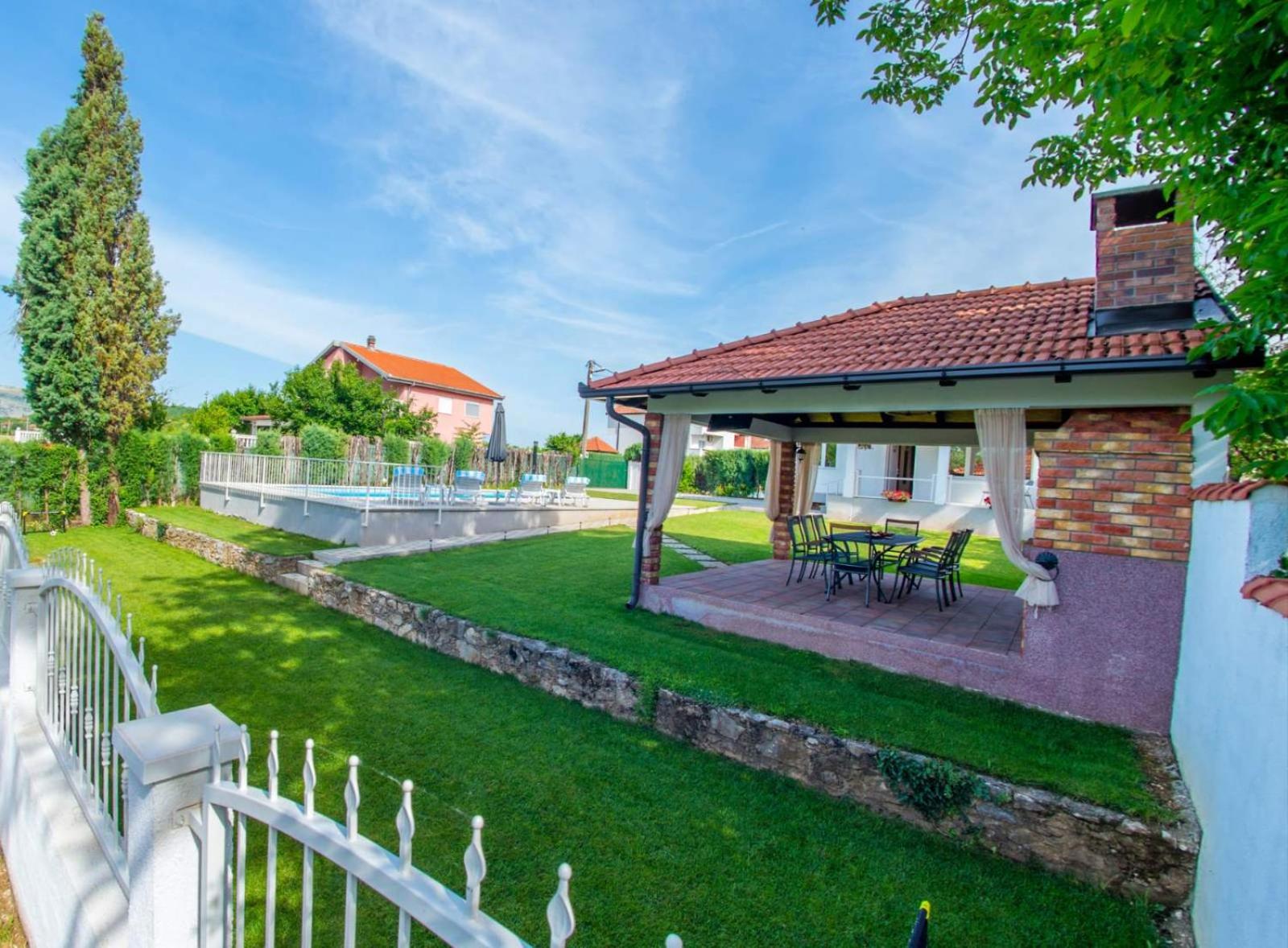 Holiday Home ZLATAR next to Buna river