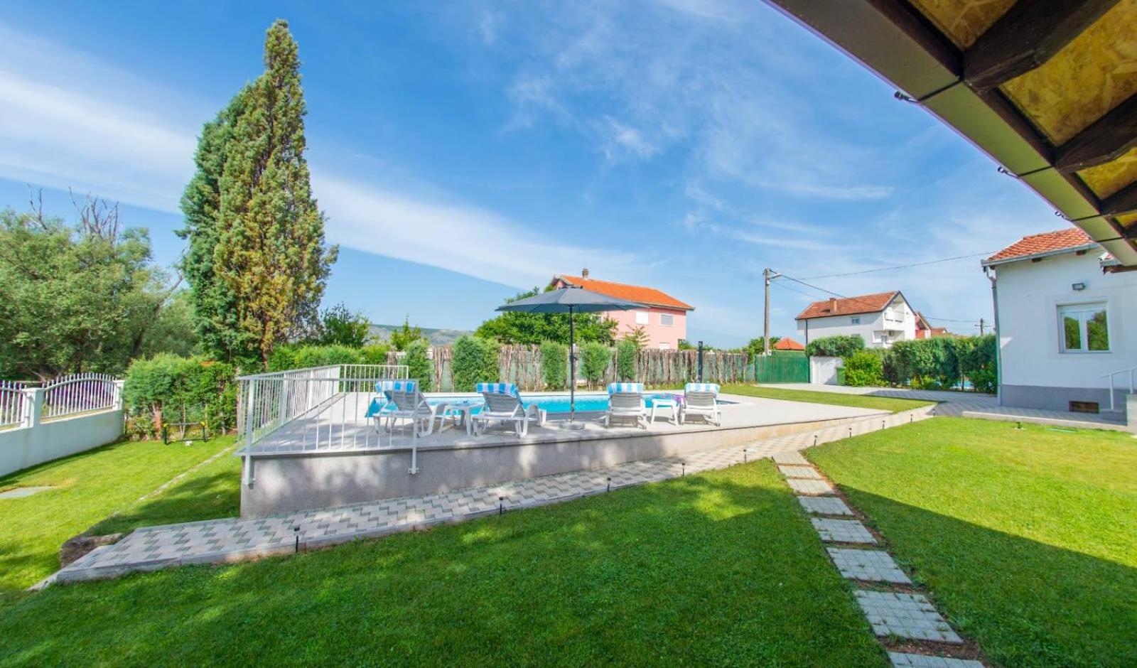 Holiday Home ZLATAR next to Buna river