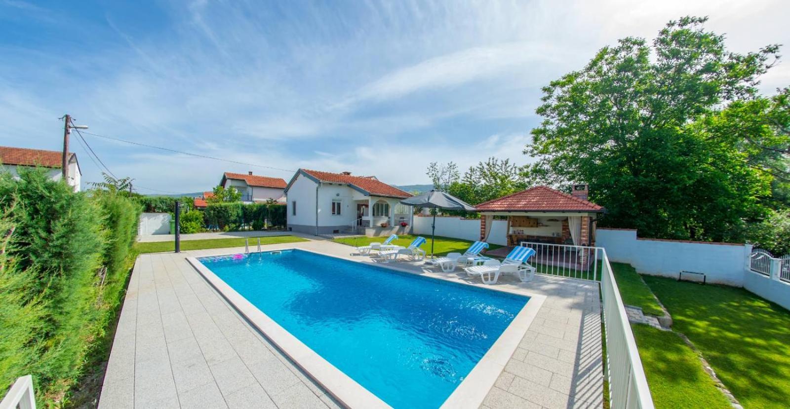 Holiday Home ZLATAR next to Buna river