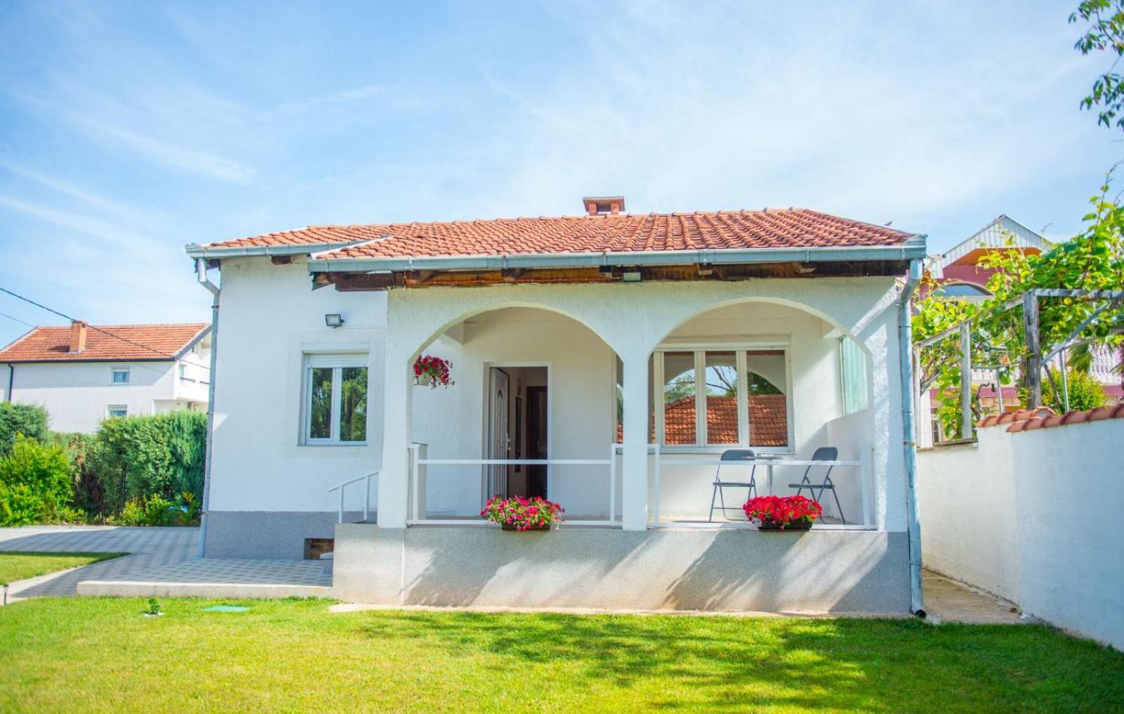 Holiday Home ZLATAR next to Buna river