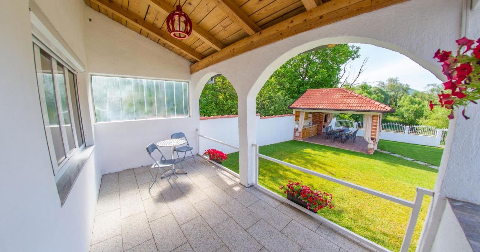 Holiday Home ZLATAR next to Buna river