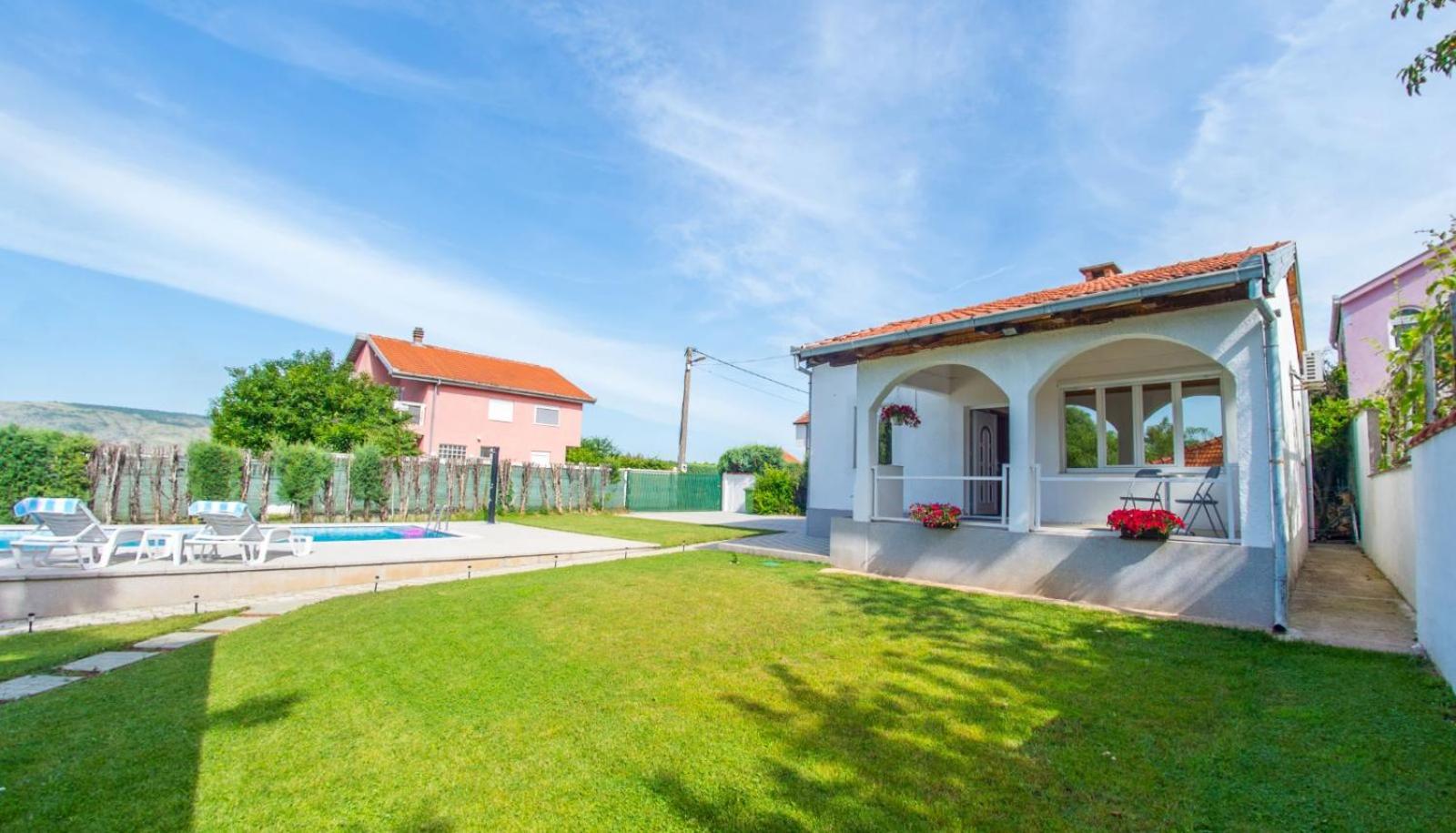 Holiday Home ZLATAR next to Buna river