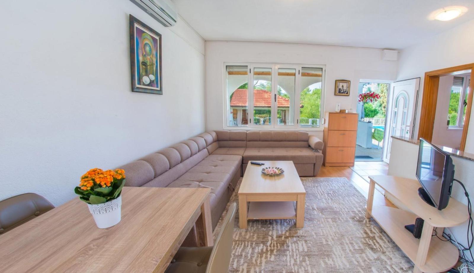Holiday Home ZLATAR next to Buna river