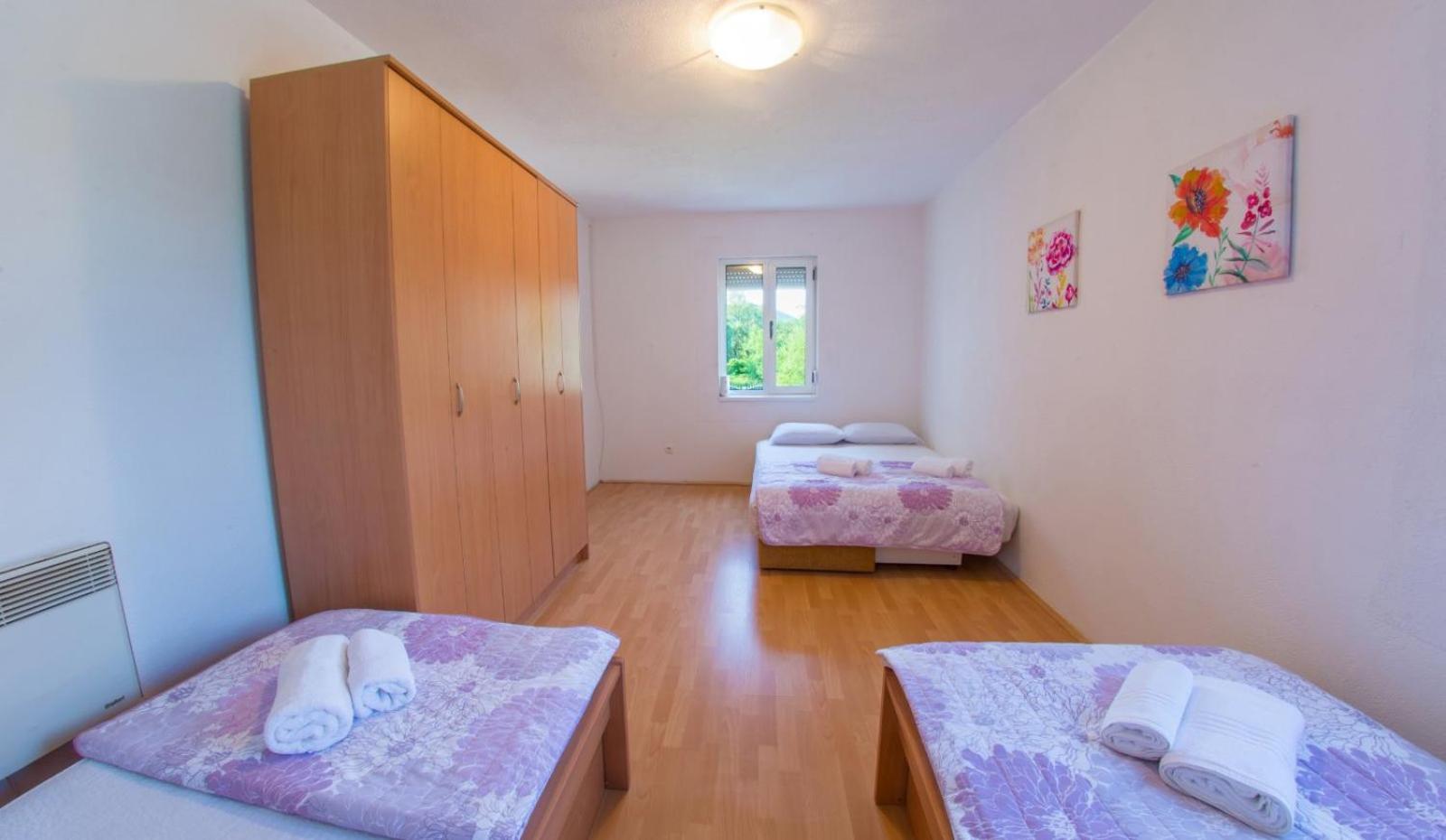 Holiday Home ZLATAR next to Buna river