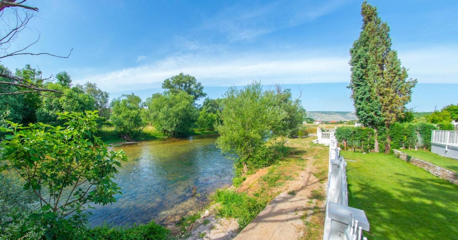 Holiday Home ZLATAR next to Buna river