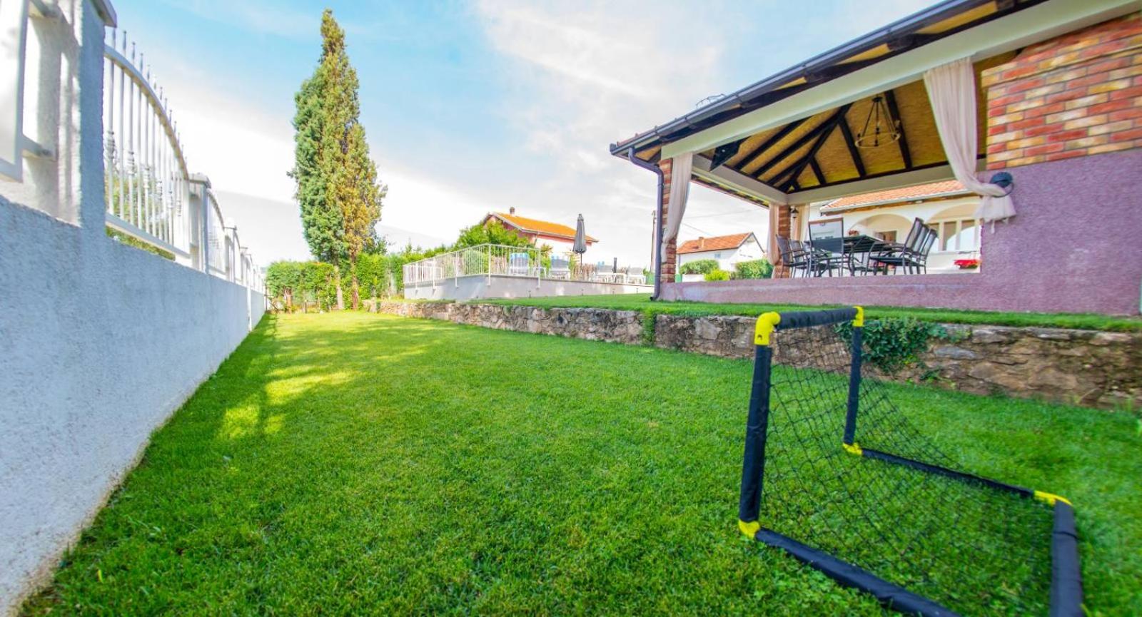 Holiday Home ZLATAR next to Buna river