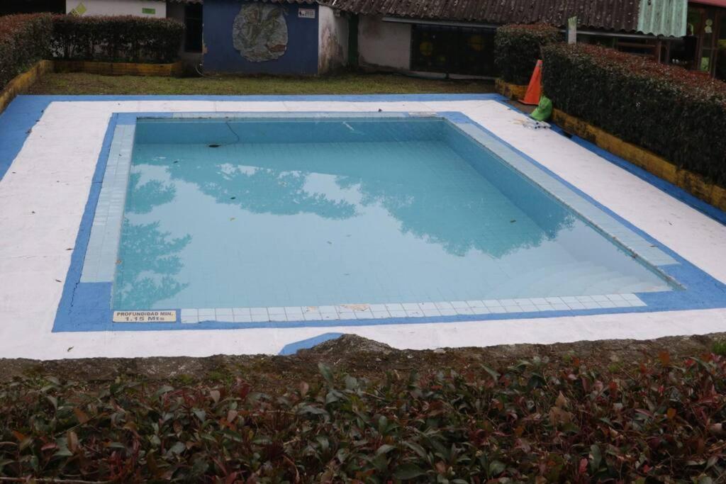 Moderna cabaña en medio de la naturaleza