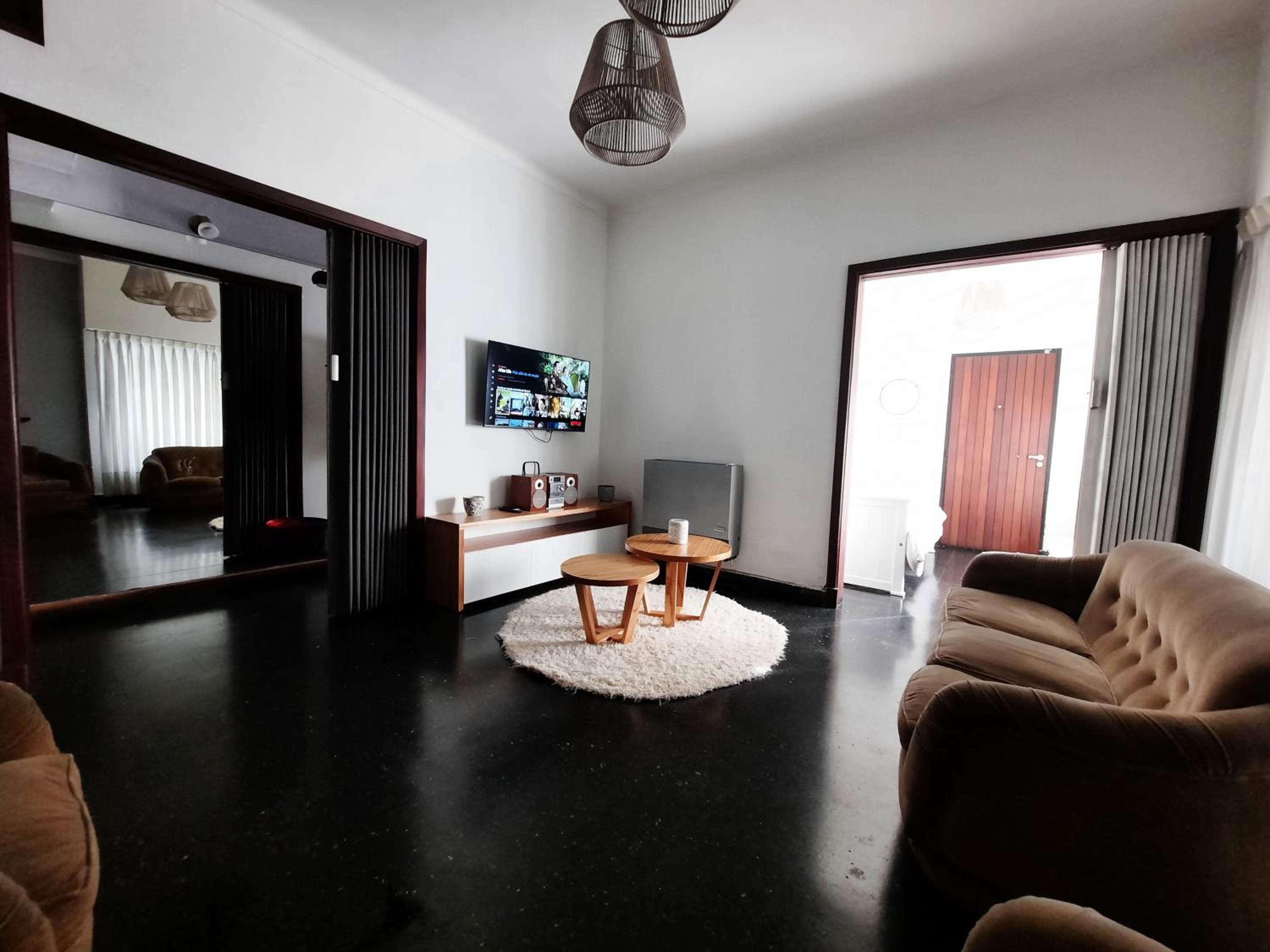 Casa c/amplio jardín, garage y parrilla.