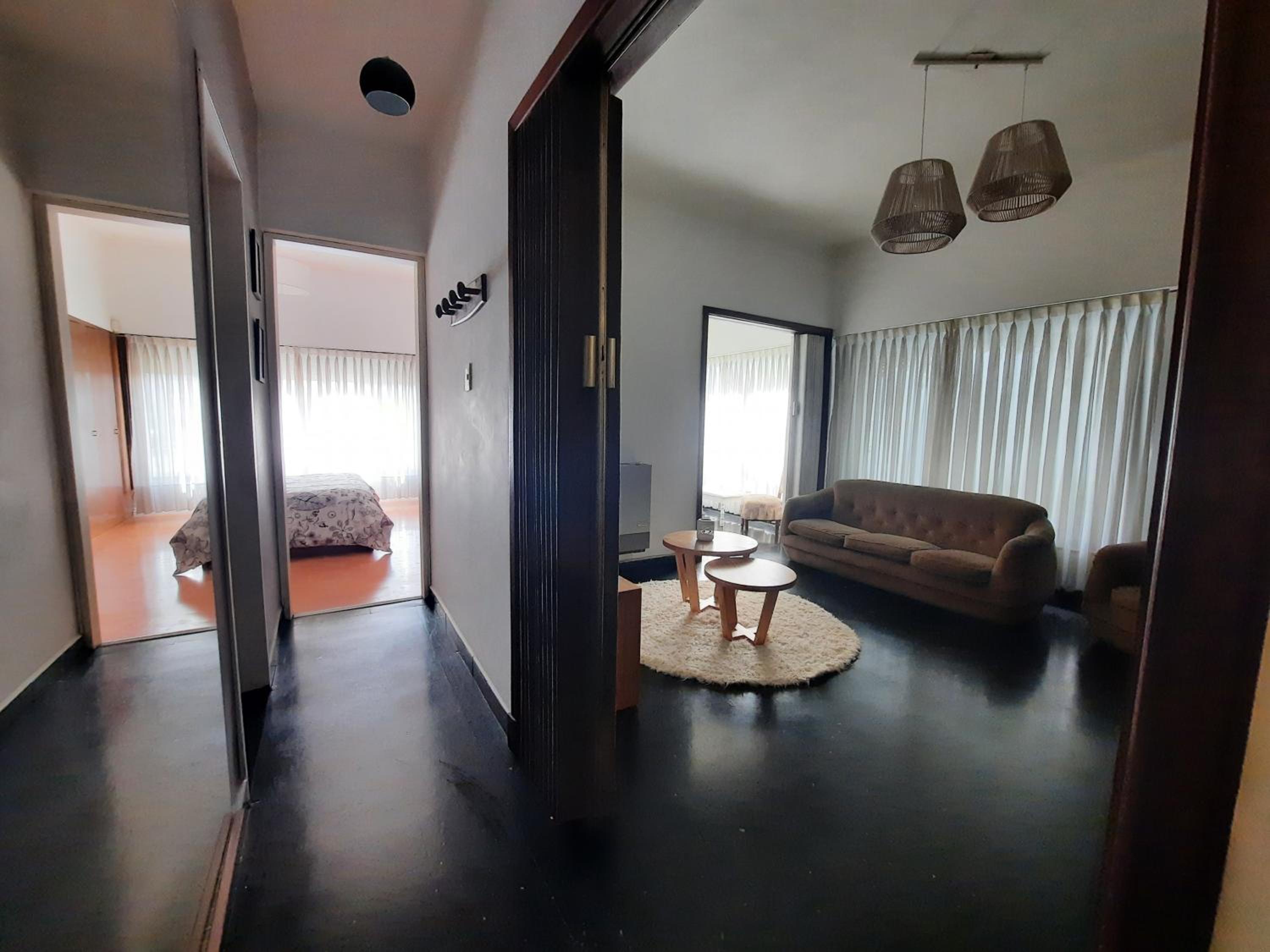 Casa c/amplio jardín, garage y parrilla.