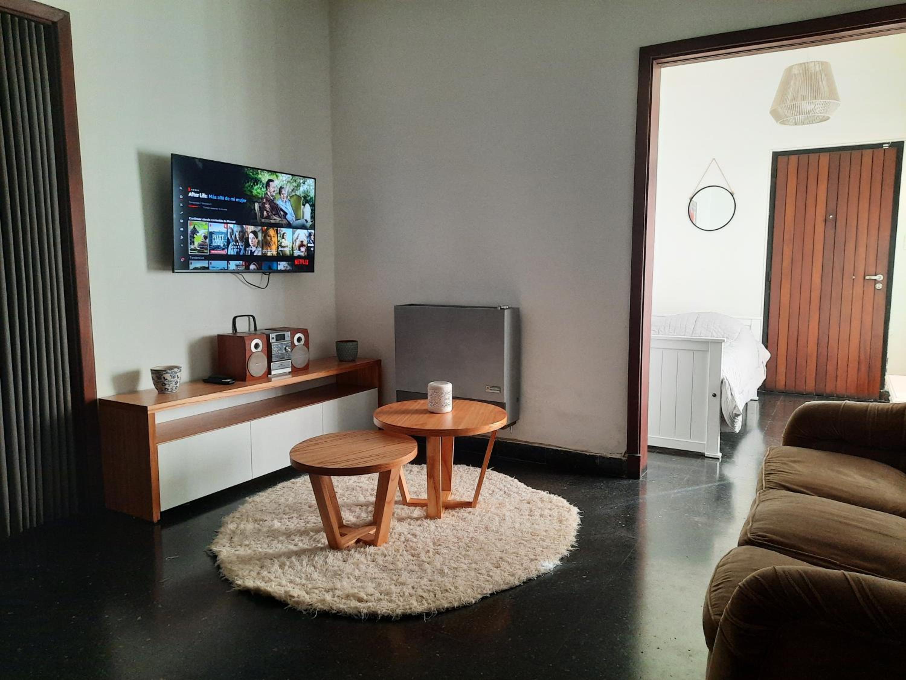 Casa c/amplio jardín, garage y parrilla.