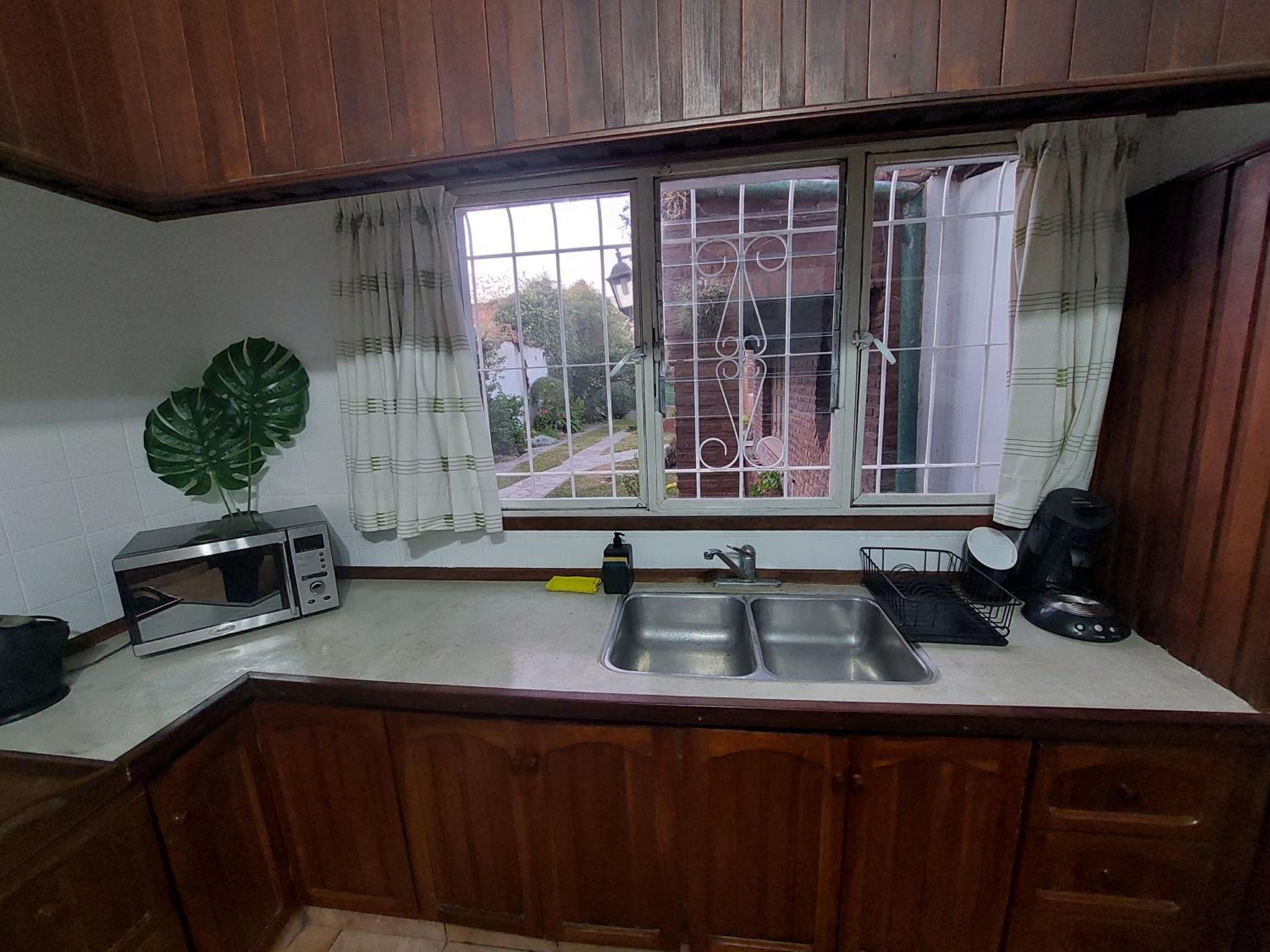 Casa c/amplio jardín, garage y parrilla.