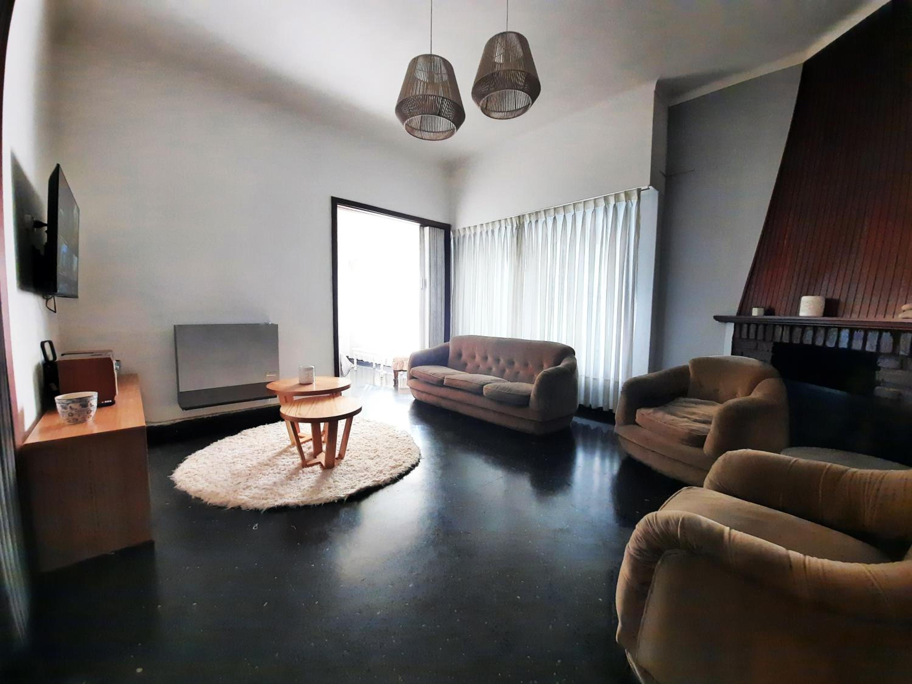 Casa c/amplio jardín, garage y parrilla.